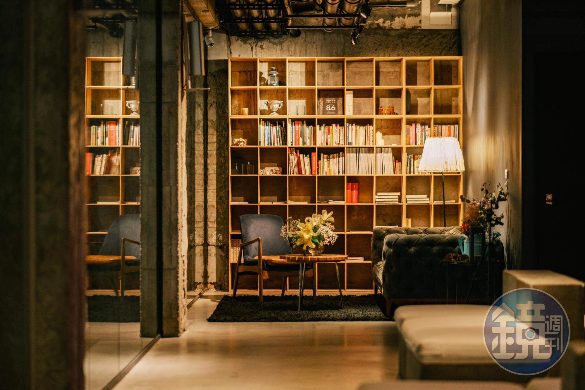 1樓大廳座位區布置典雅,可以讓旅客休憩看書發呆 。