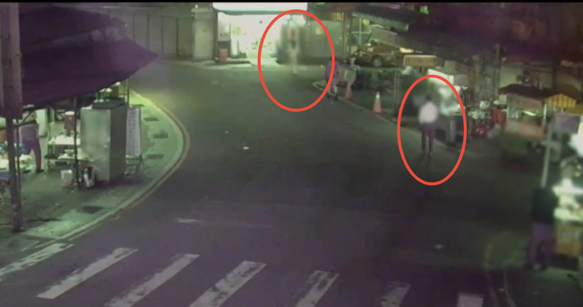 警方調閱監視器畫面，發現該男一路尾隨夜歸女子。（翻攝畫面）