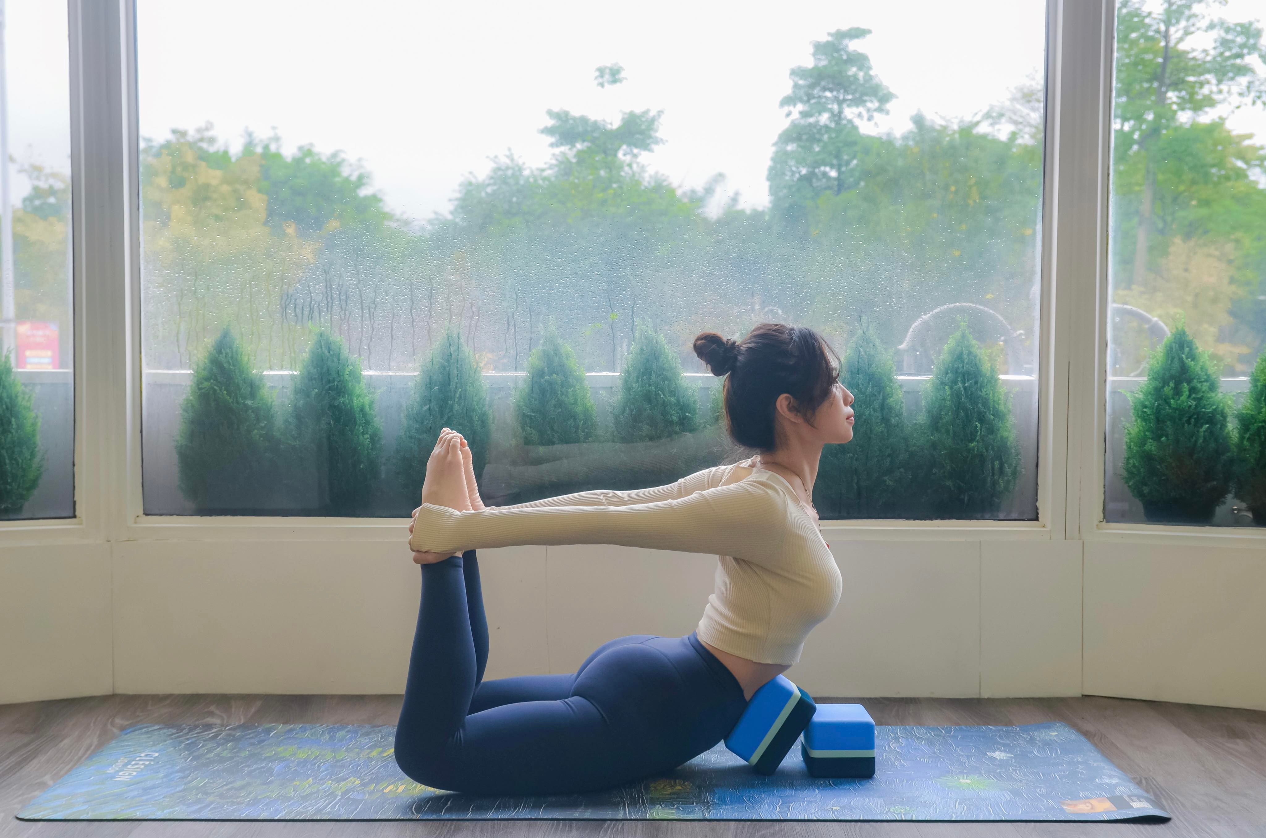 CHA CHA老師教讀者利用瑜伽磚訓練核心。（CHA 帶瑜去旅行提供）