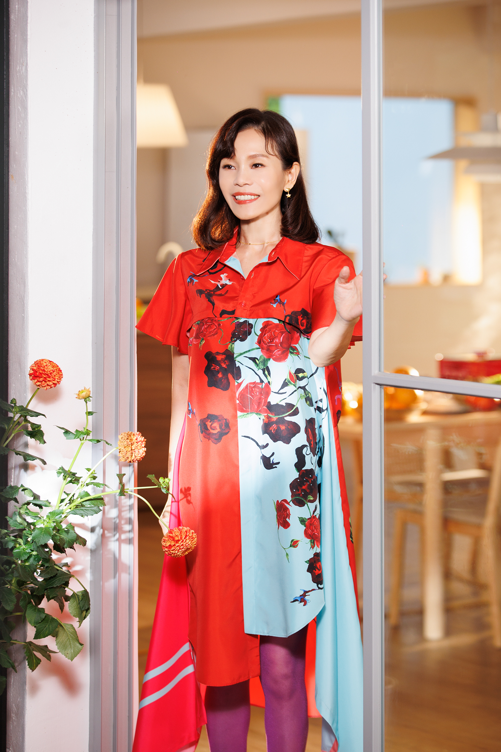 彭佳慧在家認真練習台語，孩子誤把「一家伙仔」聽成「Chicken飛啊」，讓她哭笑不得。（索尼音樂提供）