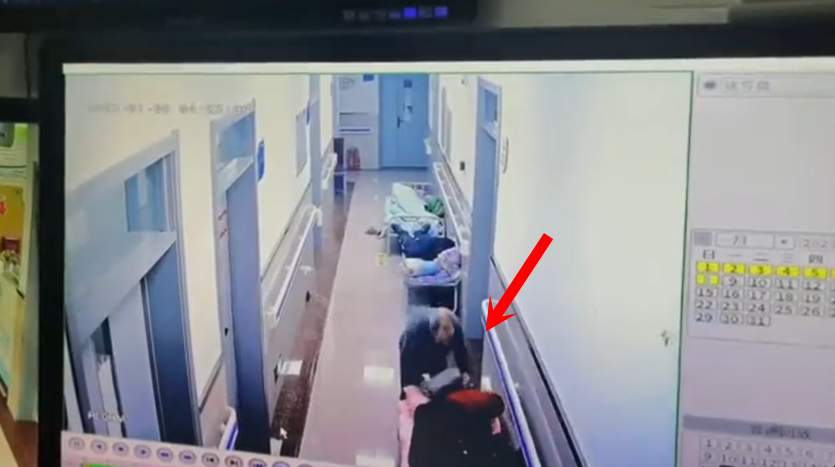 中國男抱大石闖醫院隨機殺人，多人遭重砸頭部、大媽當場爆頭濺血。（翻自推特）