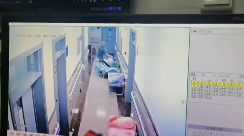 另一名女子嚇得趕緊逃竄，這時大媽已經整個人翻下床，枕頭上都是血。（翻自推特）