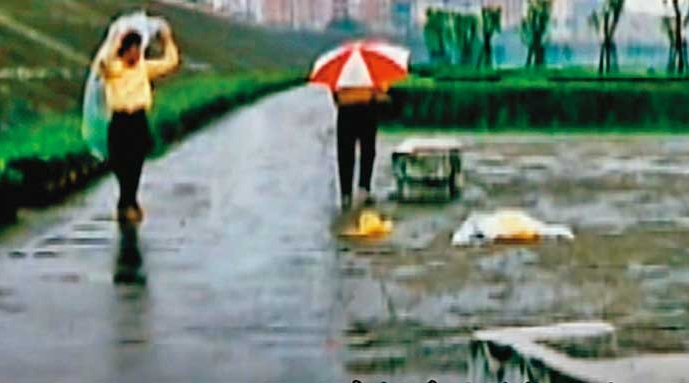 清潔隊員在河濱公園發現裝有雙臂的塑膠袋,趕緊報警。(東森新聞提供)