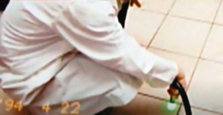 警方到方金義住處蒐證，確認浴室是殺人分屍的第一現場。（東森新聞提供）