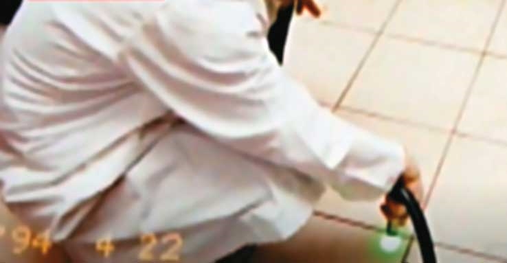 警方到方金義住處蒐證，確認浴室是殺人分屍的第一現場。（東森新聞提供）