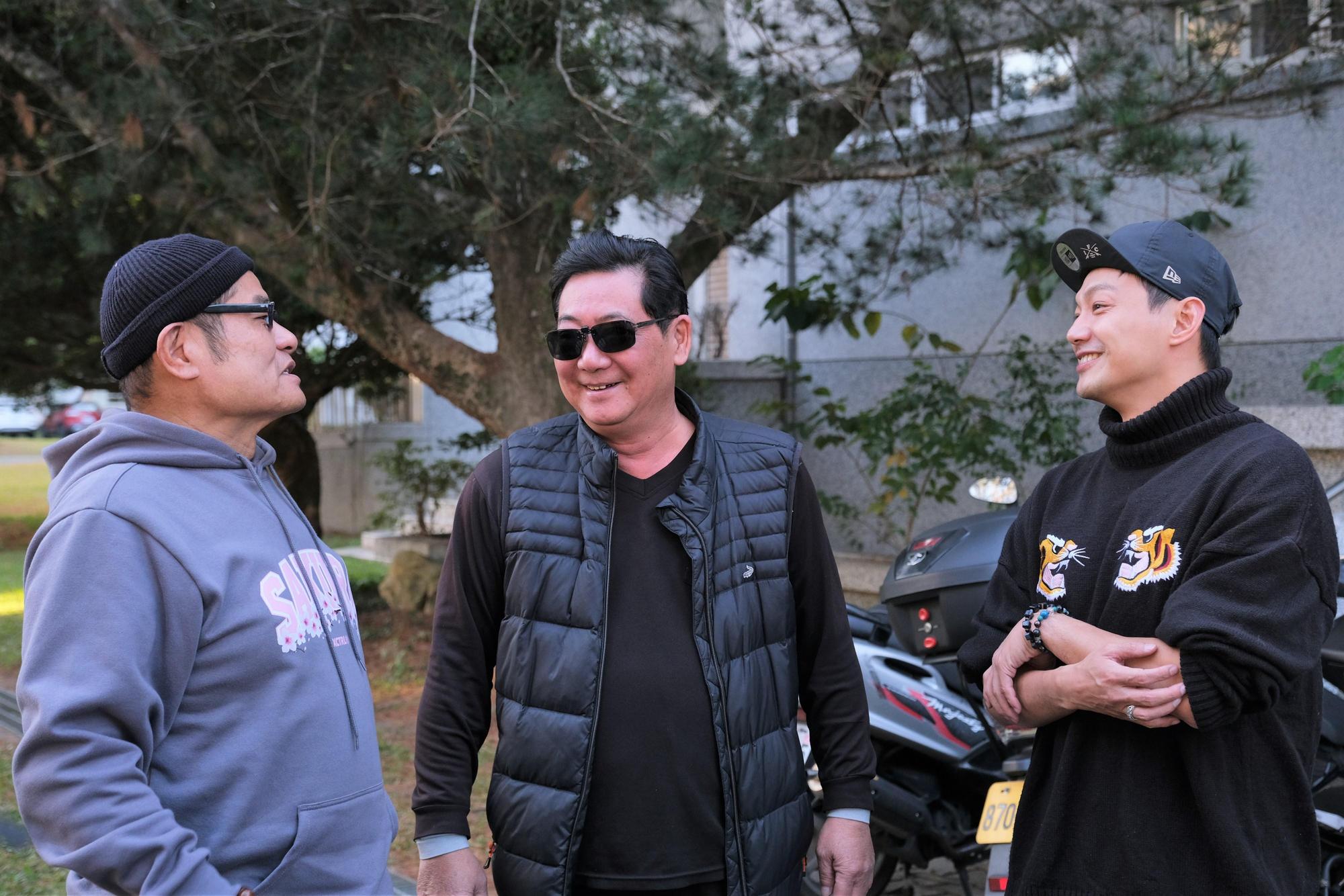 卓君澤爸爸教許效舜（左）、威廉（右）射箭。（東森超視提供）