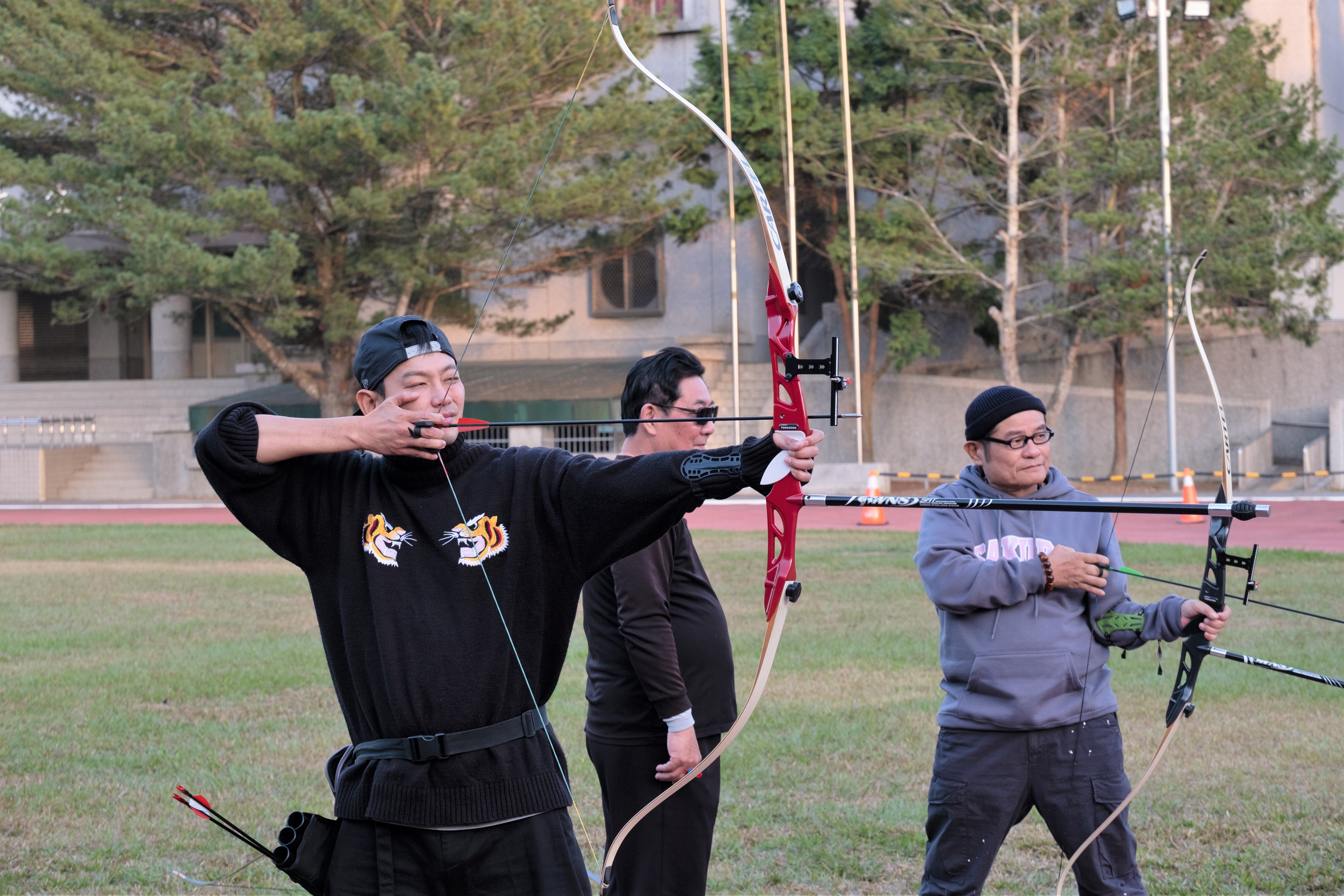 威廉（左）、在岳父面前射箭，搭檔許效舜（右）壓力大到緊張不已。（東森超視提供）