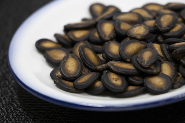 食藥署分享撇步，教民眾辦年貨如何挑選散裝食品。圖為過年常吃的零食瓜子。（示意圖，photoAC）