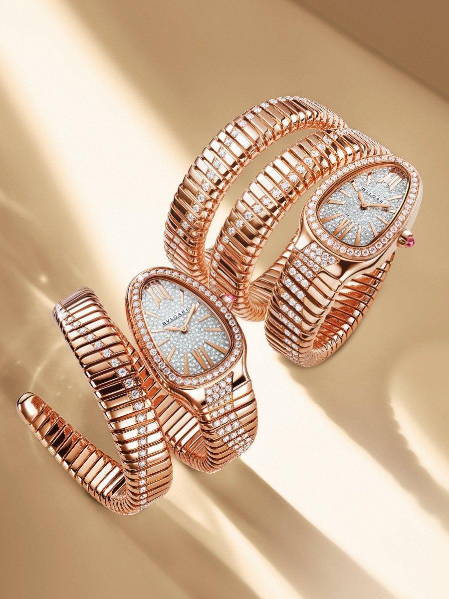 BVLGARI  Serpenti Tubogas Infinity 史上首度在Tubogas金質纏繞式鍊帶上，再鑲上鑽石的創作。為了解決Tubogas的纏繞金屬片太薄而無法鑲嵌寶石，設計師發明全新的「鍊節式」Tubogas錶帶。每一段鍊節都單獨製作，再進行手工打磨與組裝，工序比過去更加繁複。錶徑35mm，錶鍊有單圈或雙圈的設計。