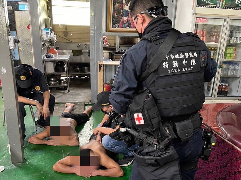 特警展開攻堅，逮捕林嫌與兩名逃逸外勞。（警方提供）