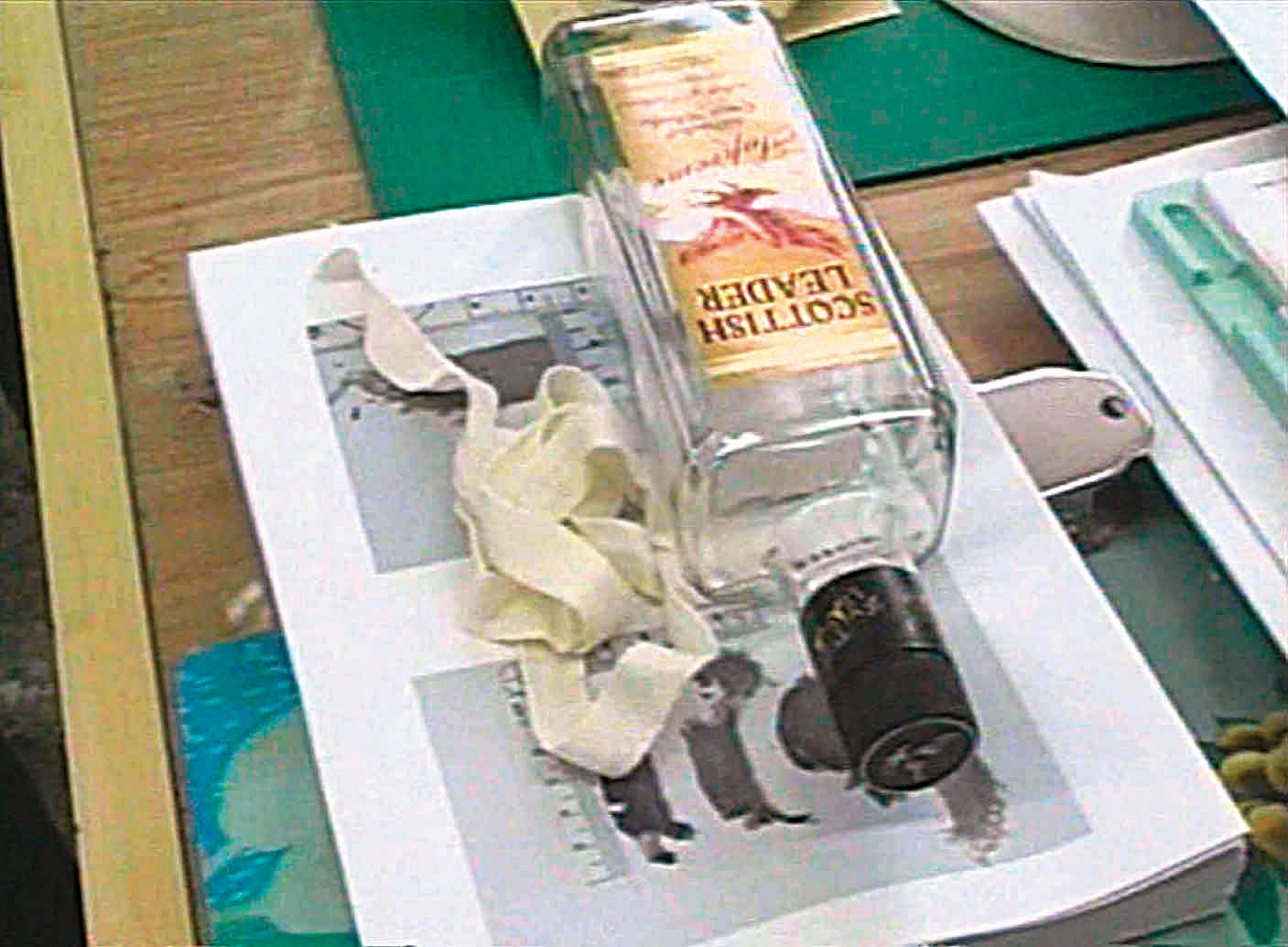 警方根據酒瓶、棉布條，循線查出陳姓講師就是縱火犯。（東森新聞提供）