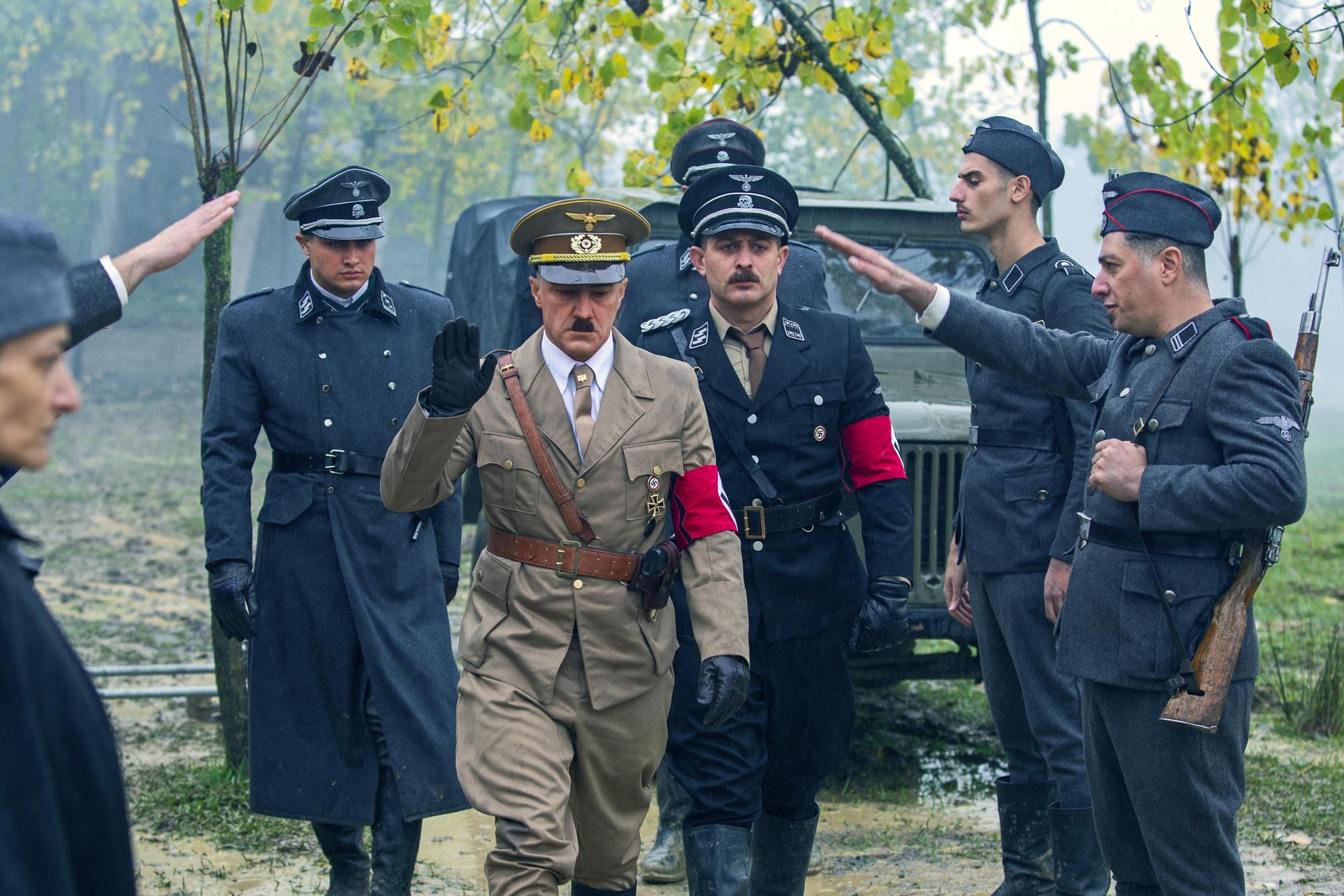 無處棲身的窮困打工仔頂替扮演希特勒，還住進了舒適的豪宅場景，卻因突發事件引起風暴。（傳影互動提供）