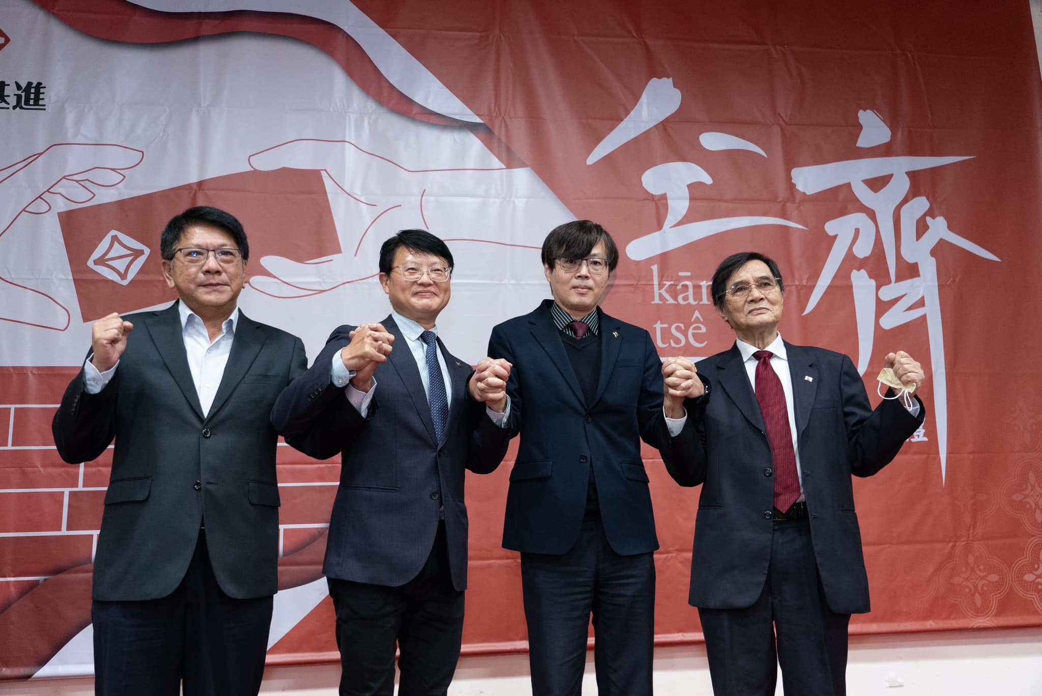 台灣基進今舉行黨主席交接典禮，陳奕齊（左2）卸任交棒給王興煥（右2），前屏東縣長潘孟安（左1）、與台獨聯盟主席陳南天（右1）也出席觀禮。（翻攝自王興煥臉書）