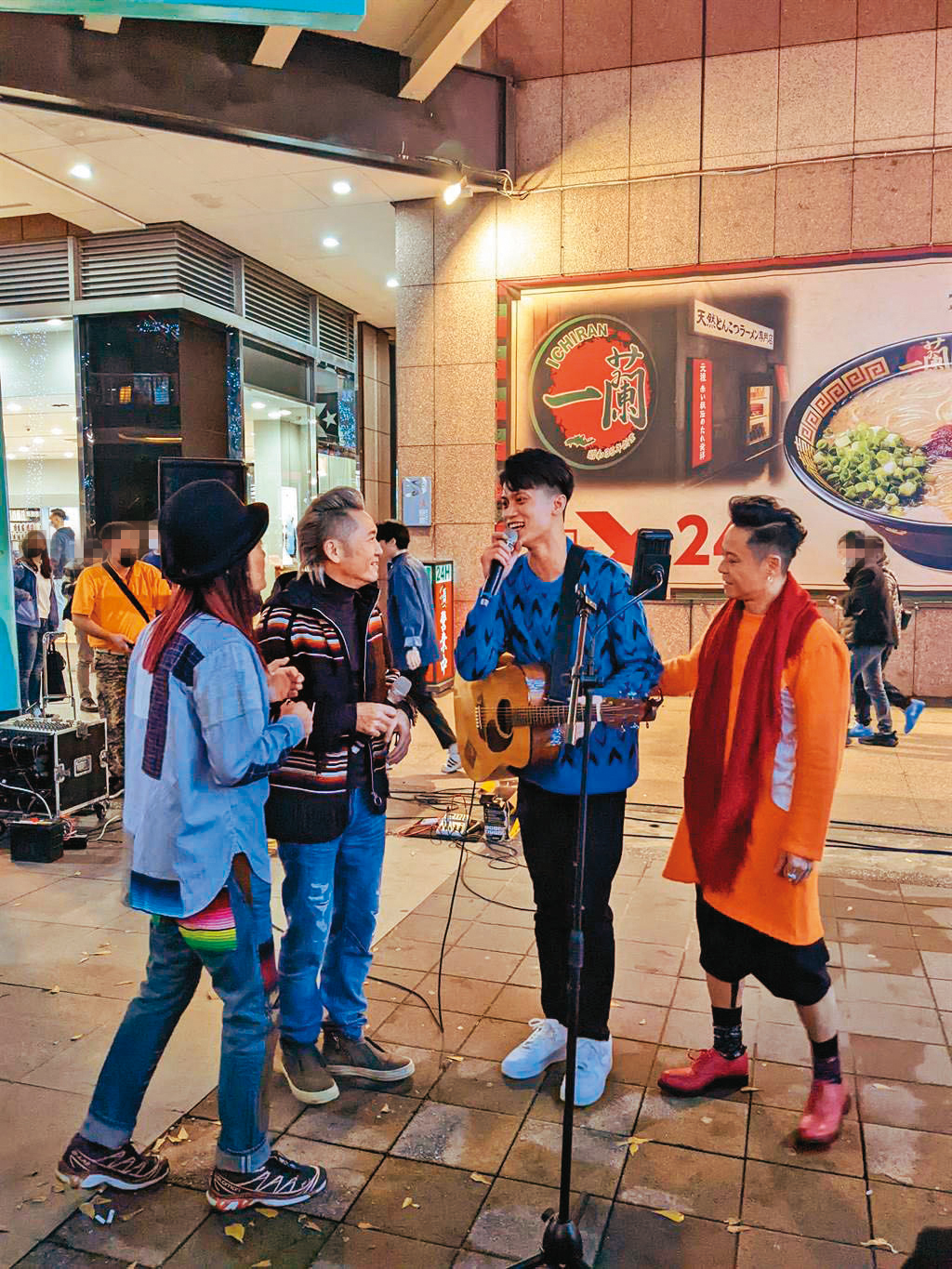 草蜢亂入街頭藝人莊昱凡(右二)的表演,直呼沒想到年輕人竟會唱他們的歌。左起為蔡一智、蘇志威、蔡一傑。(開麗娛樂提供)