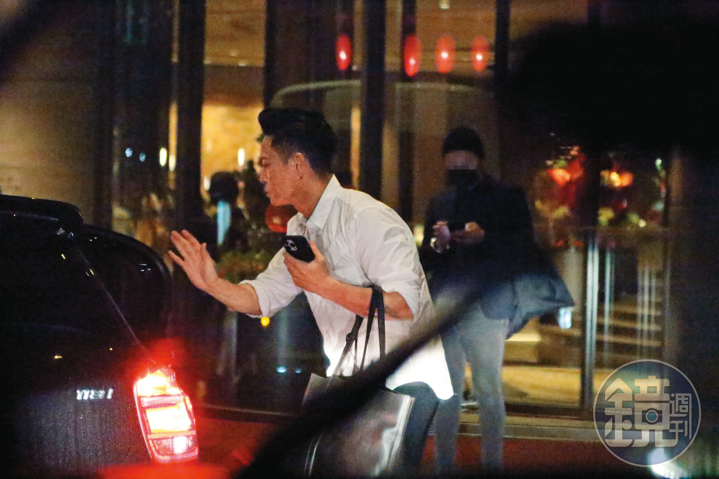 1月15日,00:28,到了下榻的飯店,蔡一傑下車後揮手向友人道別。