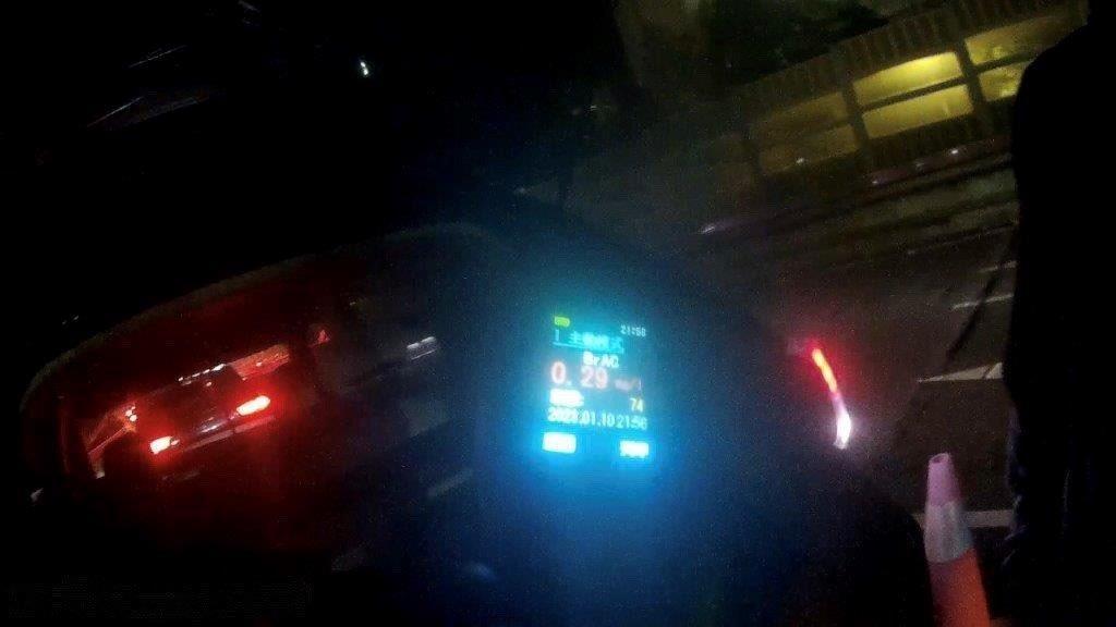 警方對閉男實施酒測,其呼氣酒精濃度為0.29MG/L。(警方提供)