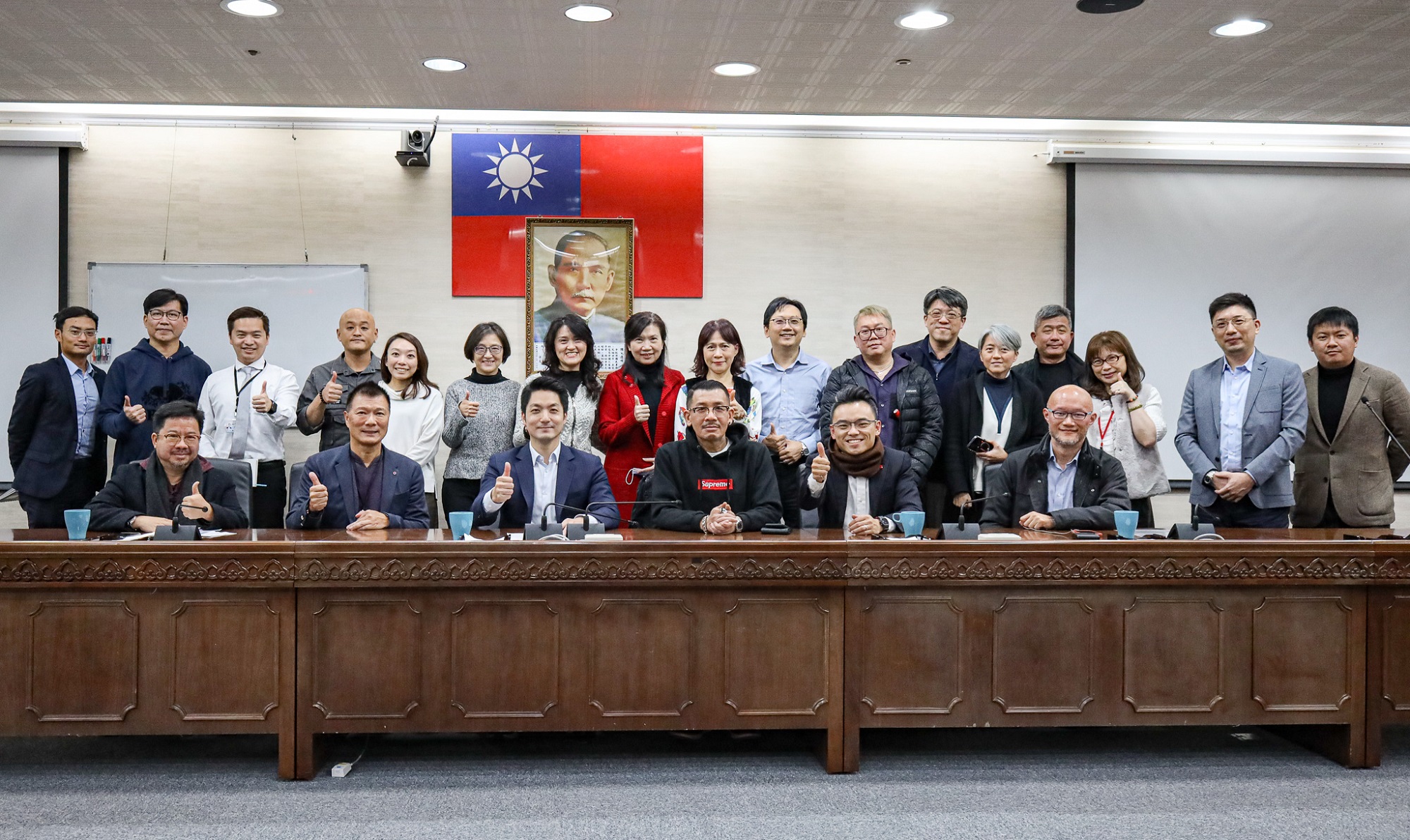 NMEA理事長蔡嘉駿（前排左四）昨與會員共同拜會台北市長蔣萬安（前排左三）、文化局長蔡詩萍（前排左二）。（NMEA提供）