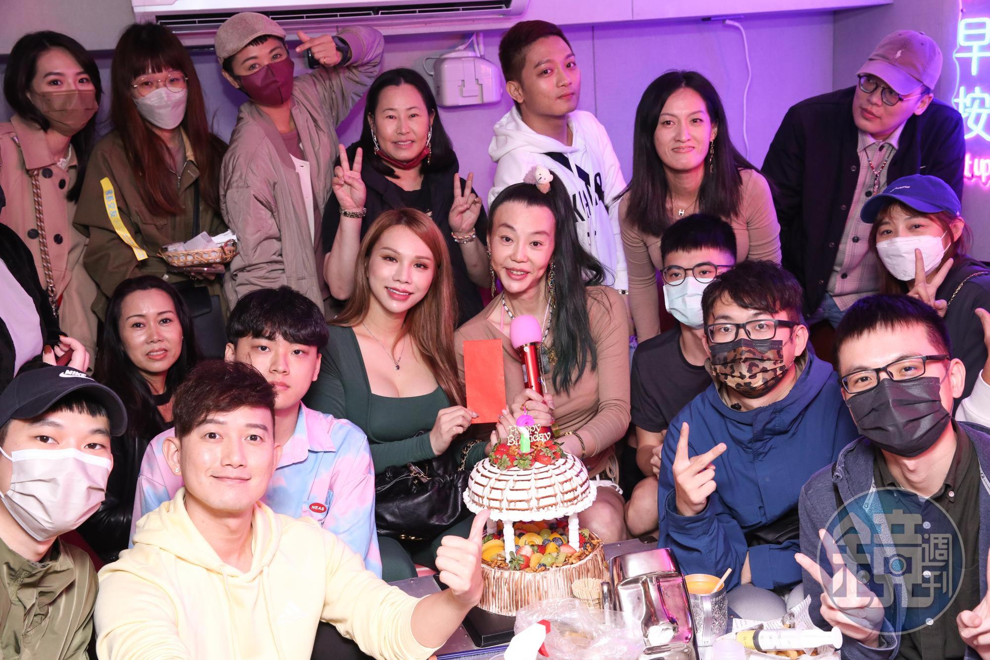 小Ａ辣出席為法拉利姐送上祝福。