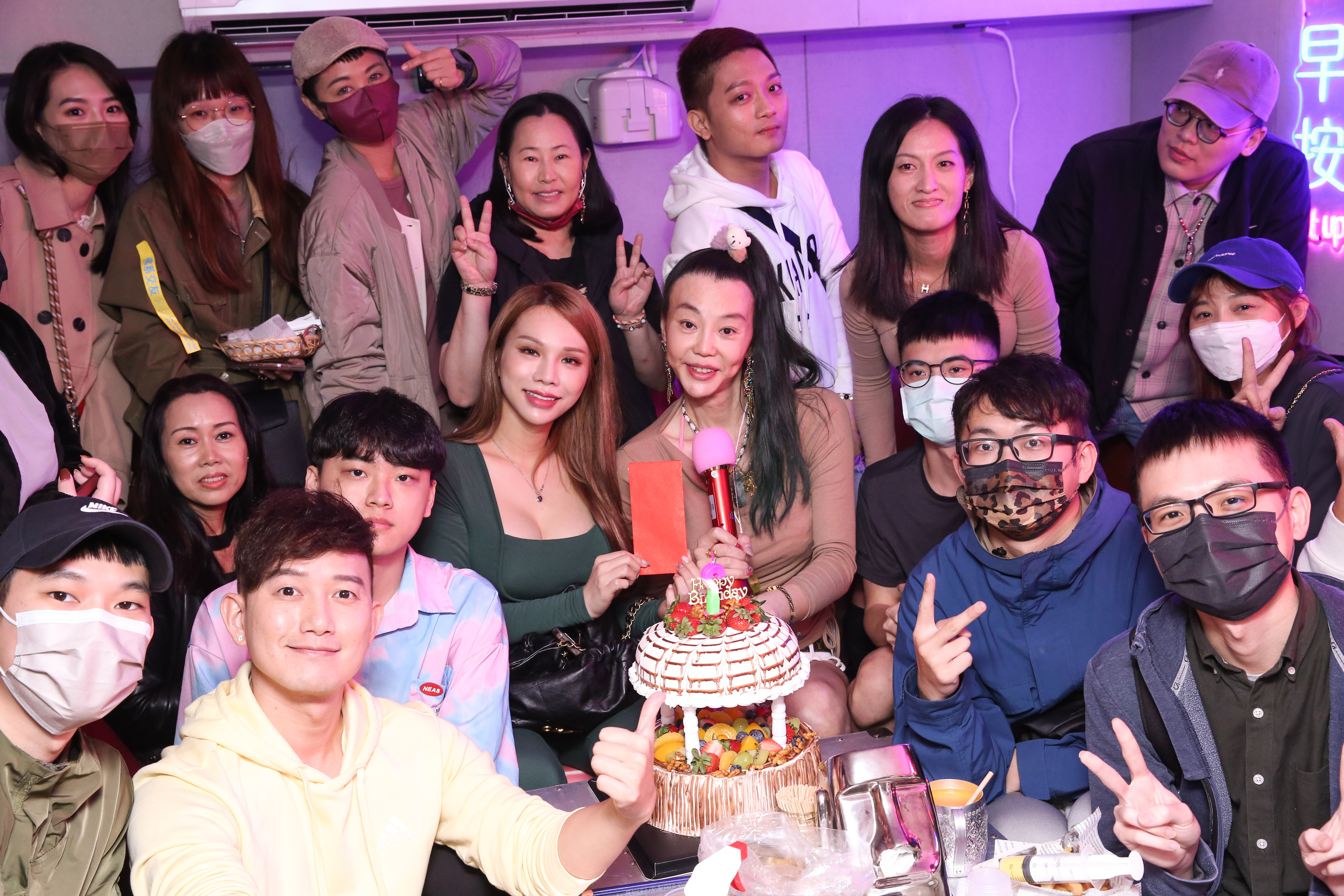 小Ａ辣出席為法拉利姐送上祝福。