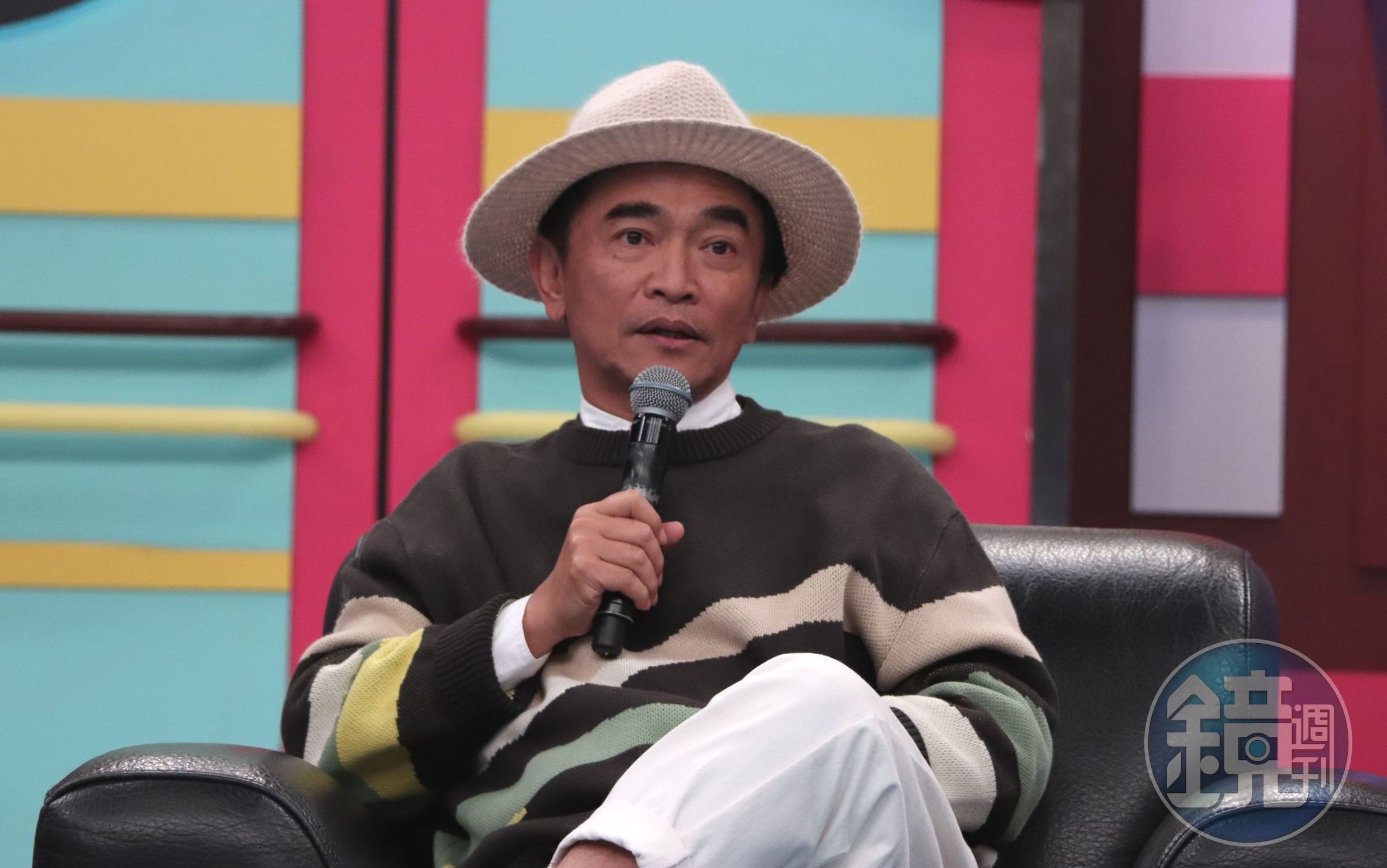 吳宗憲在節目中特別誇讚一下兒子鹿希派,不過不忘問他還50萬給姊姊沒有。(中天綜合台提供)