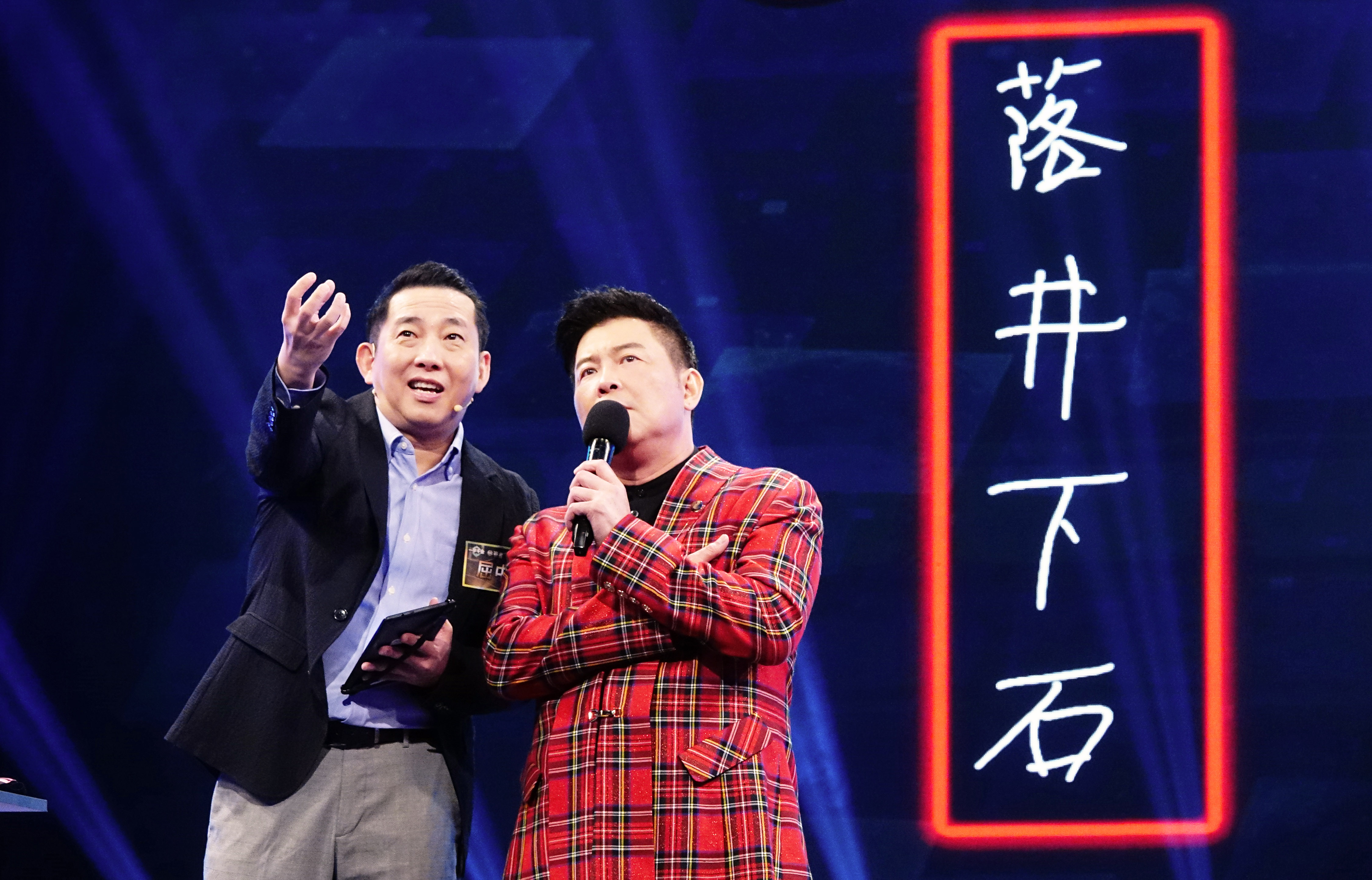 屈中恆雖然答題了，但是看到瞿友寧畫的畫，覺得好像是燈塔的窗戶掉下了 沒有答對的把握。（公視提供）