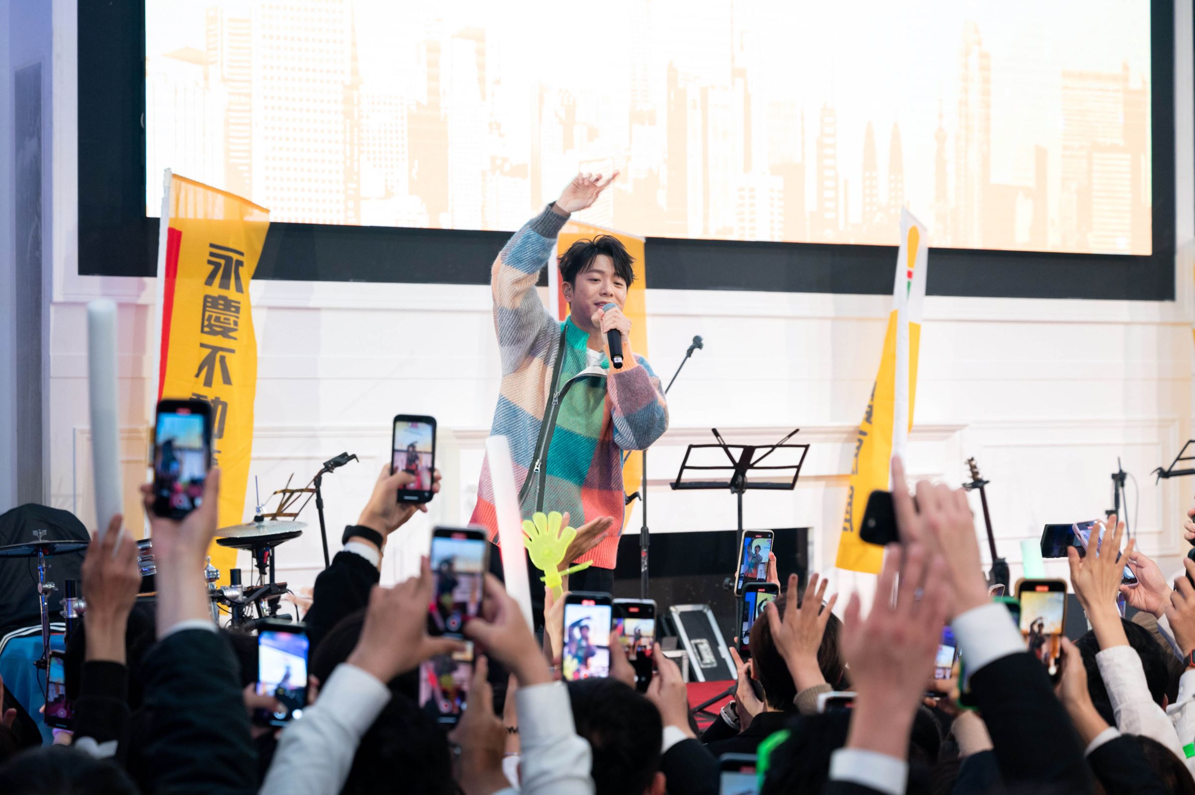 韋禮安於永慶不動產暨永義房屋中區尾牙獻唱，台下觀眾尖叫聲不間斷。
