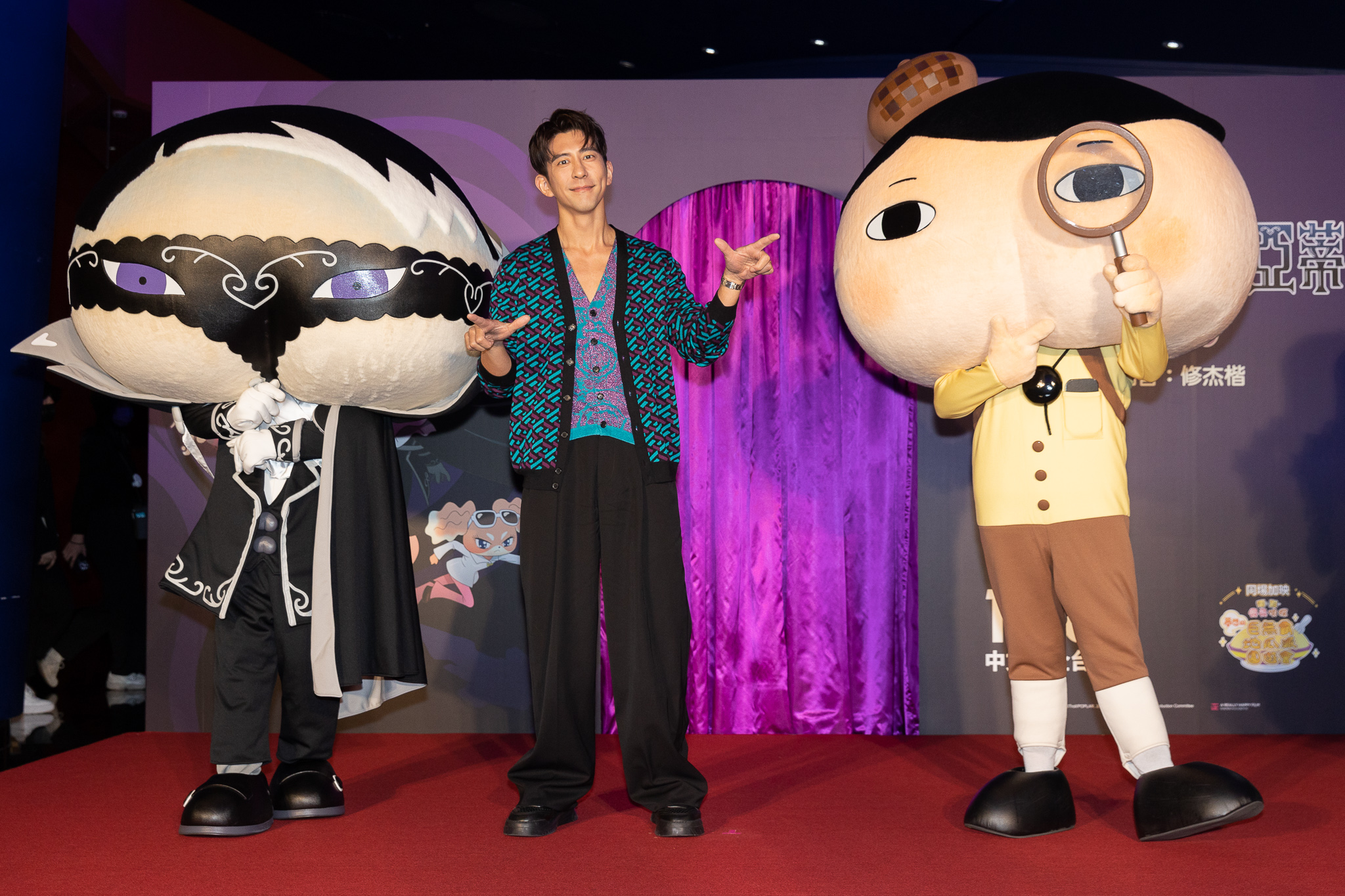 修杰楷（中）今出席《屁屁偵探：天才惡人屁屁亞蒂》首映會，與屁屁偵探（右）和屁屁亞蒂相見歡。（双喜電影提供）