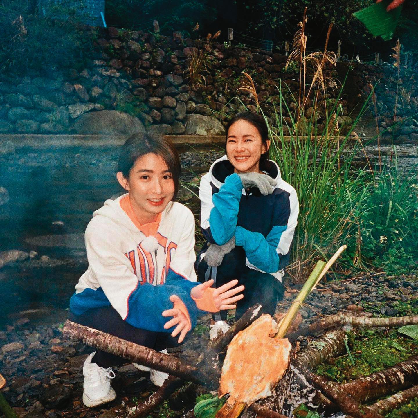 鍾瑶（右）不單自己熱愛水上運動，就連好友郭書瑤（左）也是潛水團成員之一。（翻攝自鍾瑶臉書）