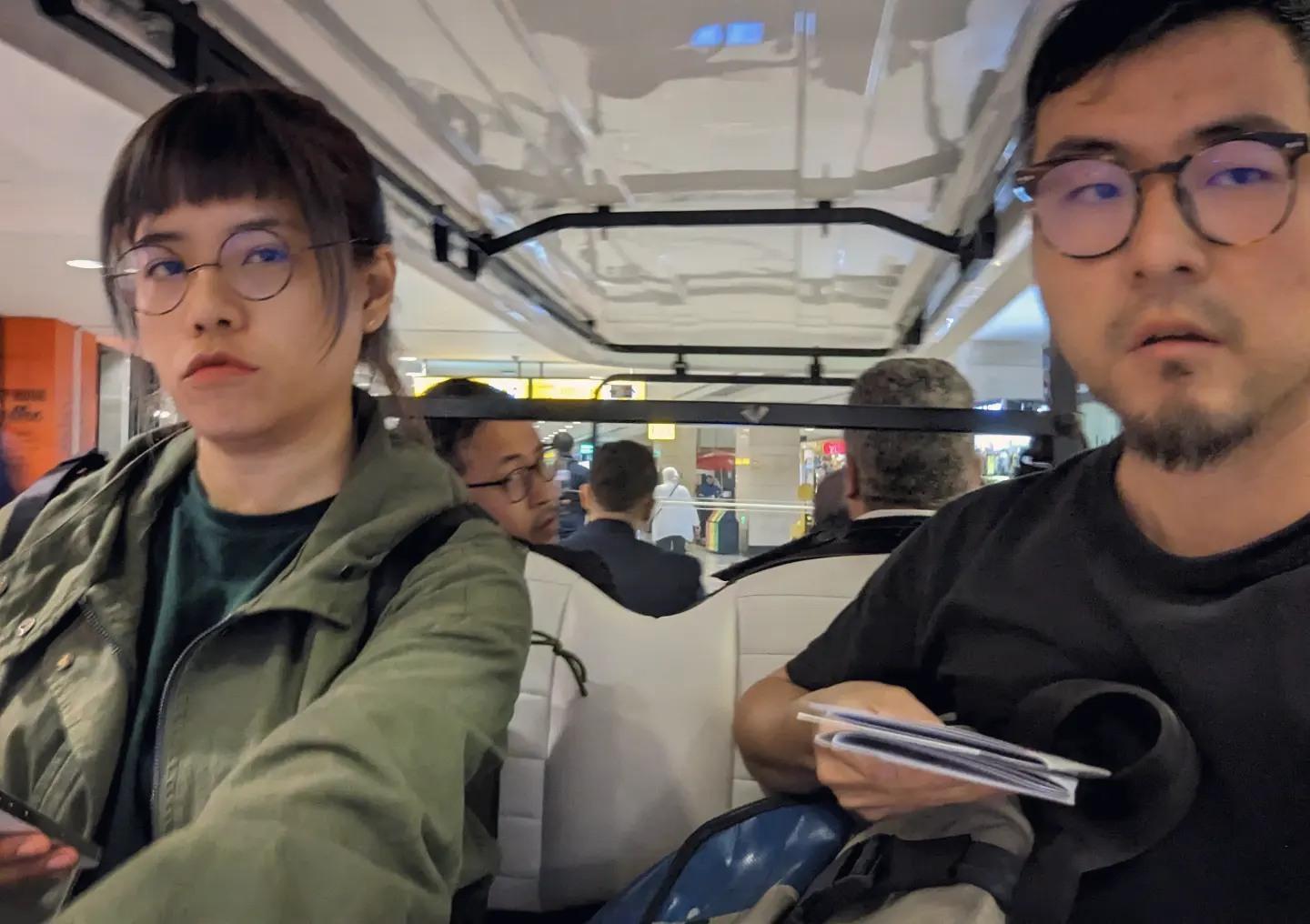 陳炫劭（右）與同行友人赴埃及旅遊，竟被誤認偷竊古文物遭到拘留，所幸獲判無罪終於回家。（翻攝自陳炫劭臉書）