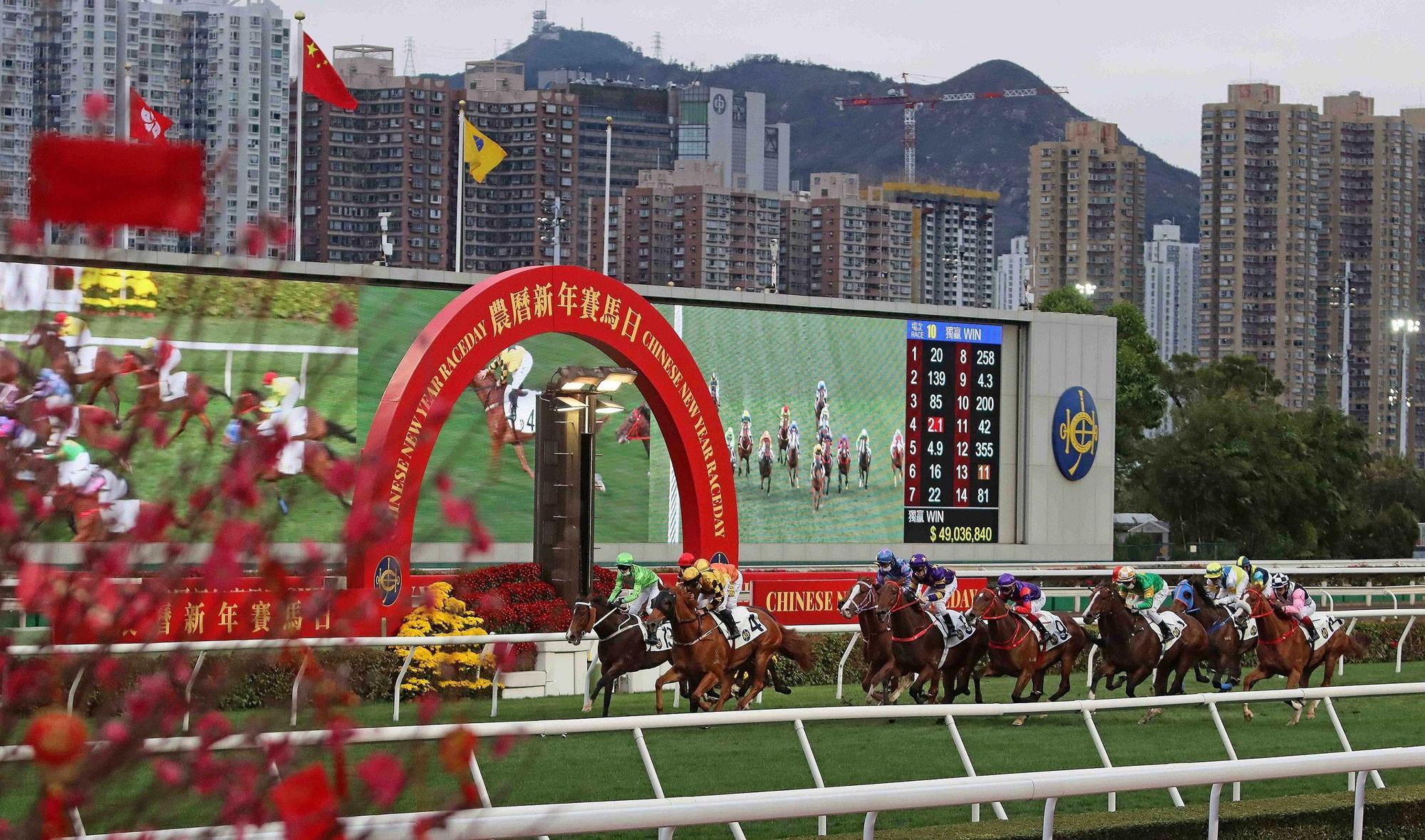 初三看賽馬是香港的習俗之一，象徵馬到成功。