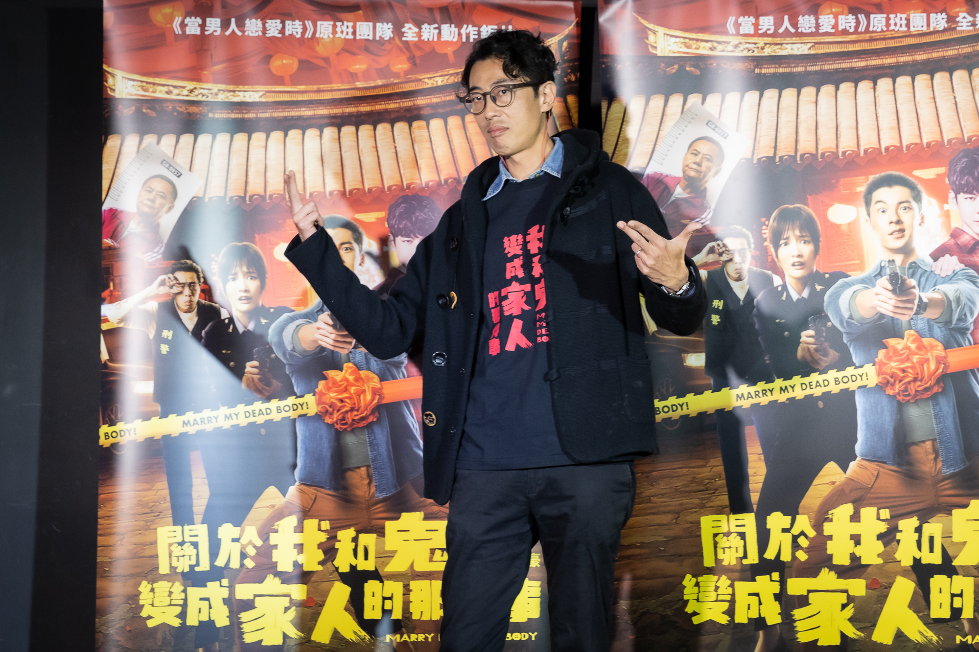 片中馬念先慘遭香爐敲頭，該道具香爐就是曾在《當男人戀愛時》把邱澤敲得頭破血流的「阿成香爐」。（金盞花大影業提供）