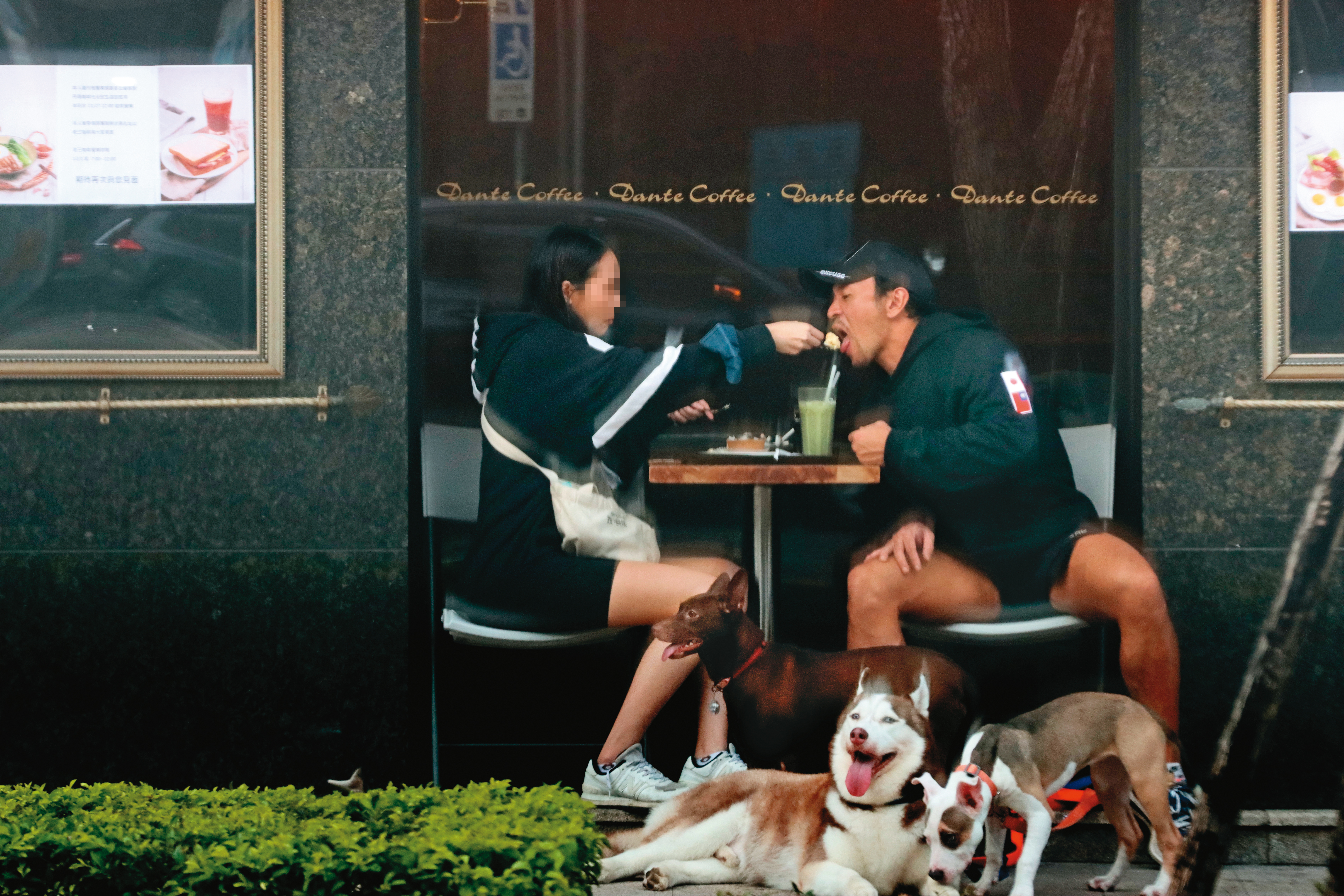 2022年11月20日15：53，女友（左）貼心餵食，夢多（右）一口接一口吃得很開心。