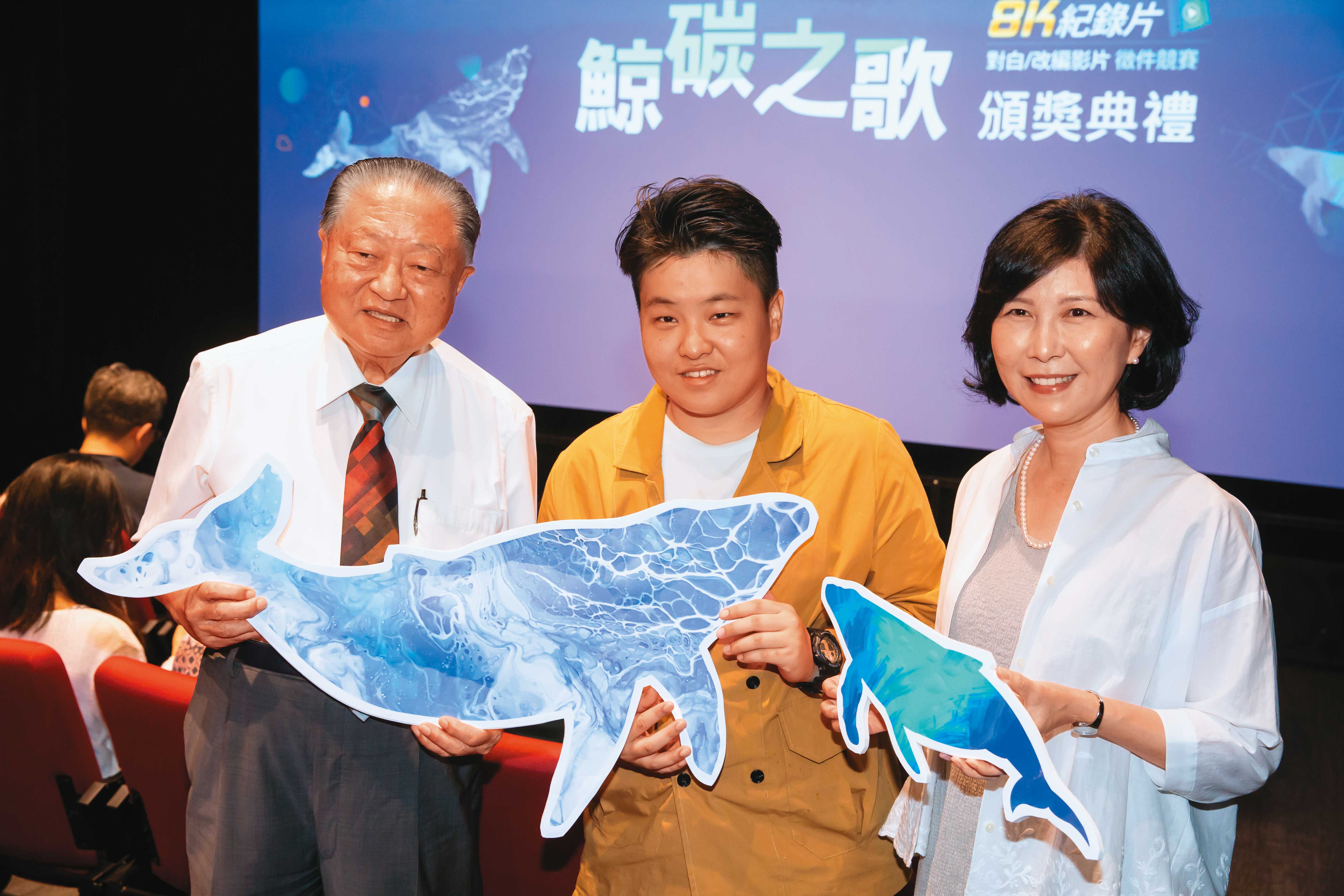 環保教父鄭崇華（左1）推動珊瑚復育，推出全球第一支8K海洋環境紀錄片。