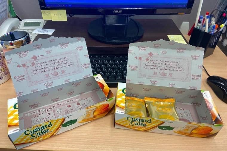網友才剛微波卡士達蛋糕,週邊同事聞香宛如蝗蟲過境分食盒中所剩的蛋糕。(翻攝臉書社團「Costco好市多 商品經驗老實說」)