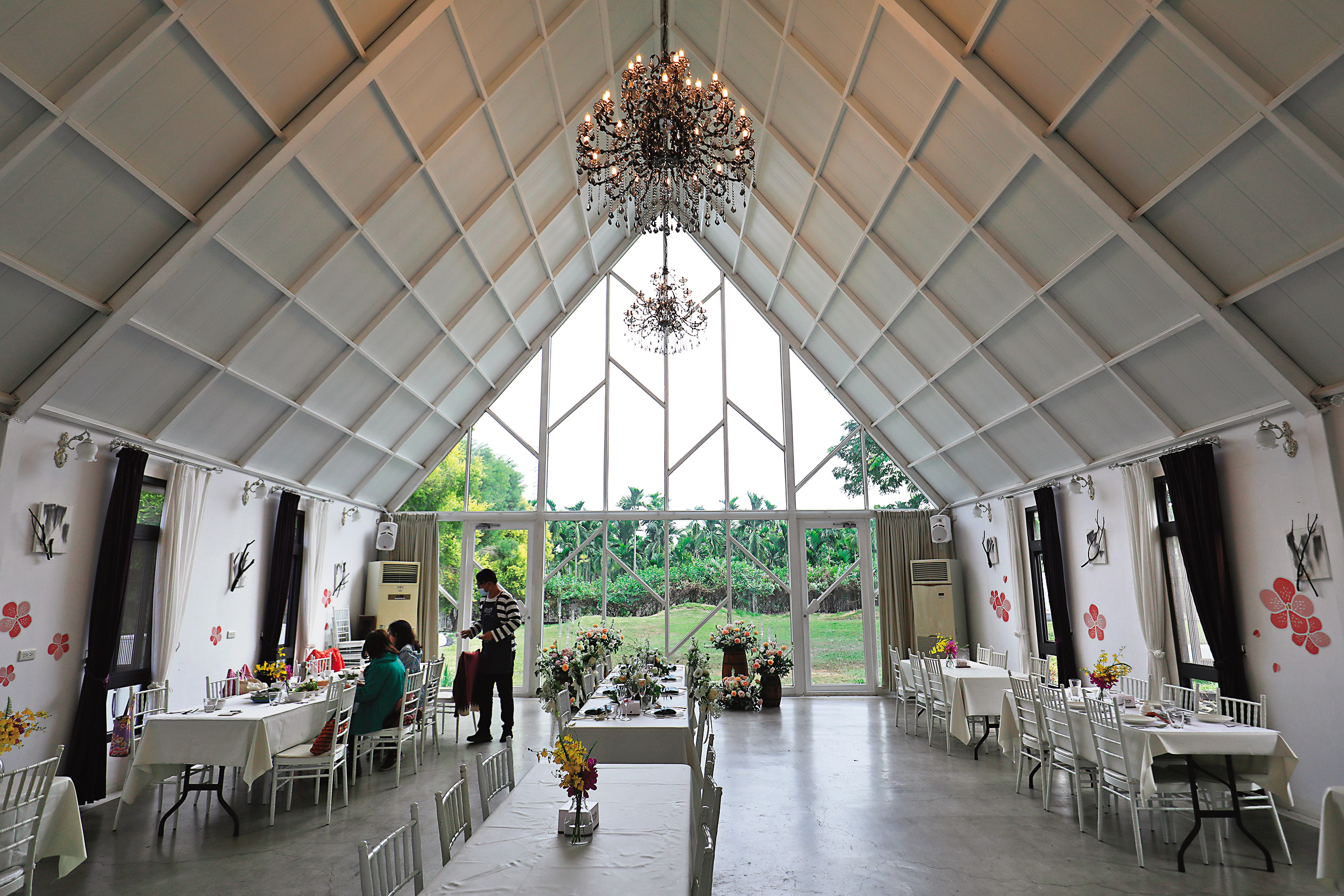 「天使花園」的白色玻璃屋，平日可以優雅悠閒地用餐。