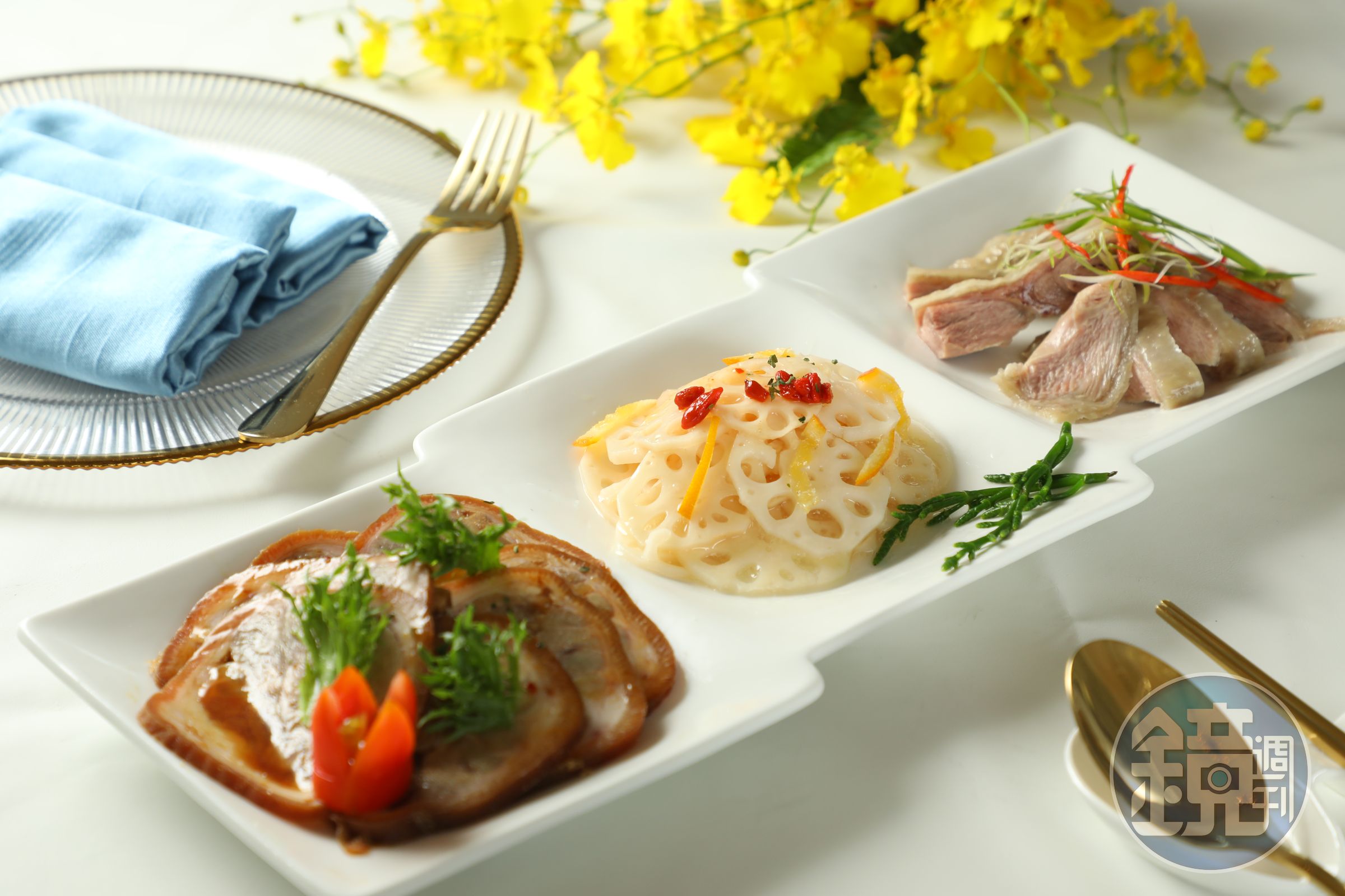 「開陽三味碟」是油雞、捆蹄與柚子蓮藕。（3,960元6人年菜菜色）