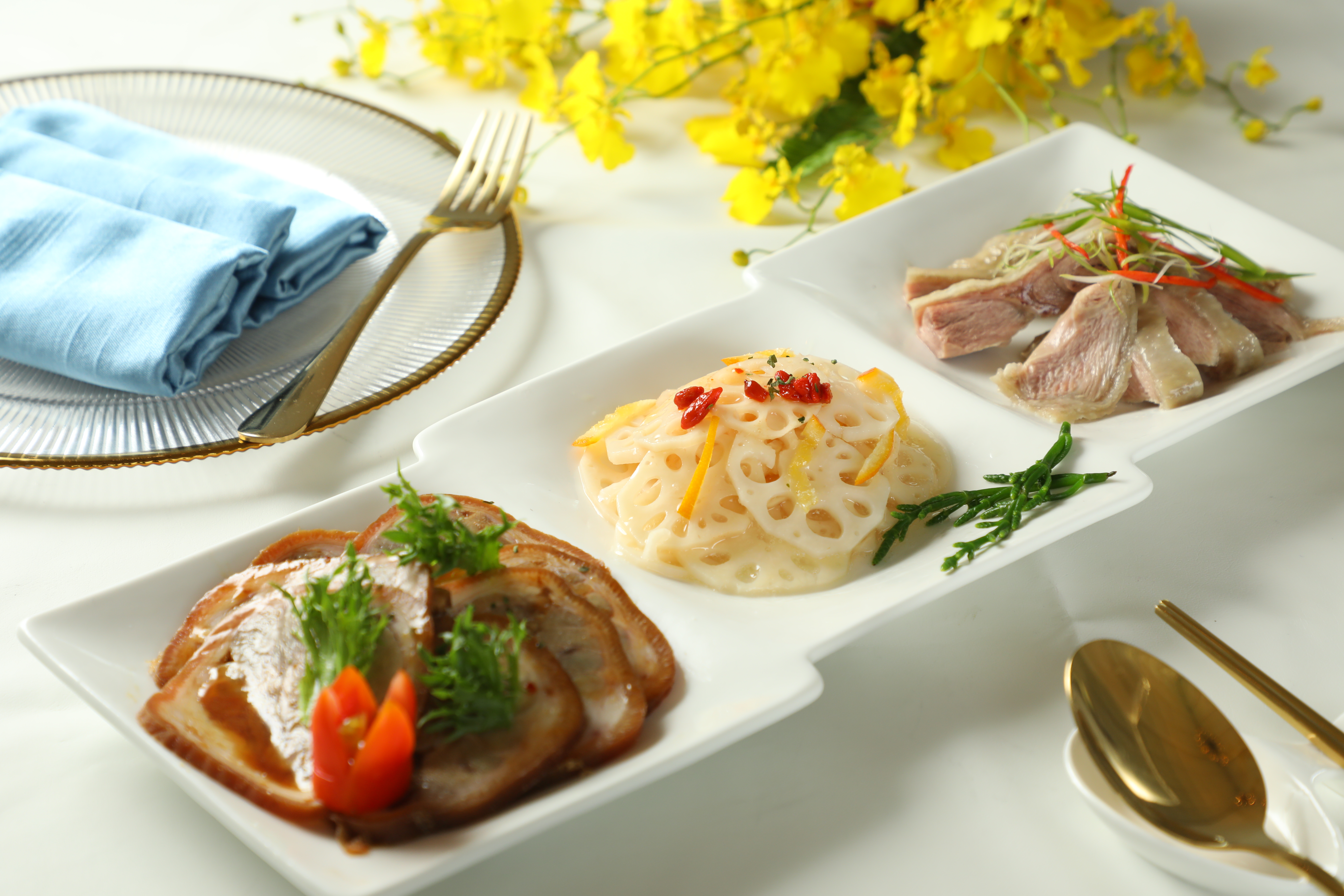 「開陽三味碟」是油雞、捆蹄與柚子蓮藕。（3,960元6人年菜菜色）