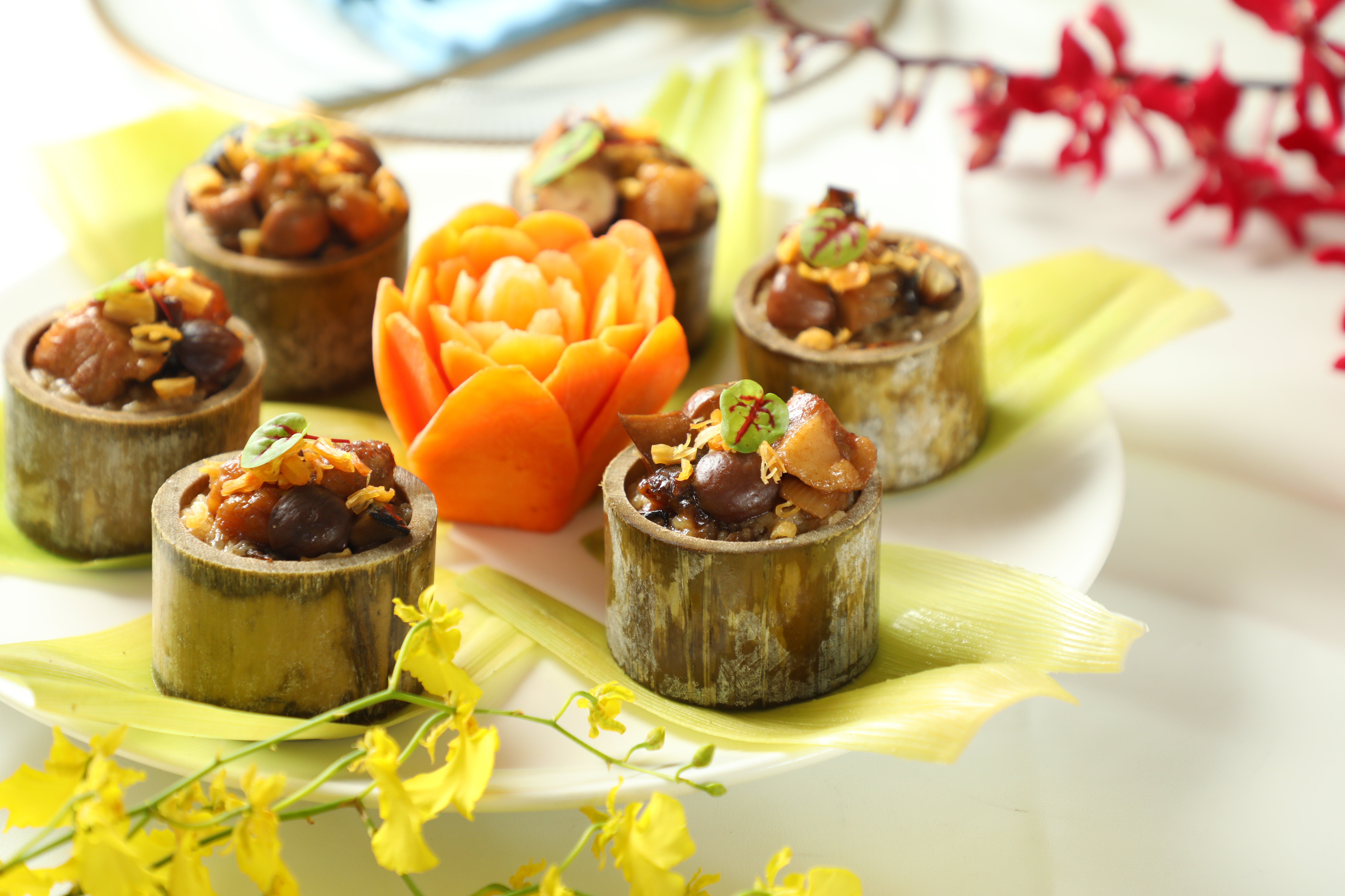 一人一盅的「福氣竹筒飯」，玲瓏可愛。（3,960元6人年菜菜色）