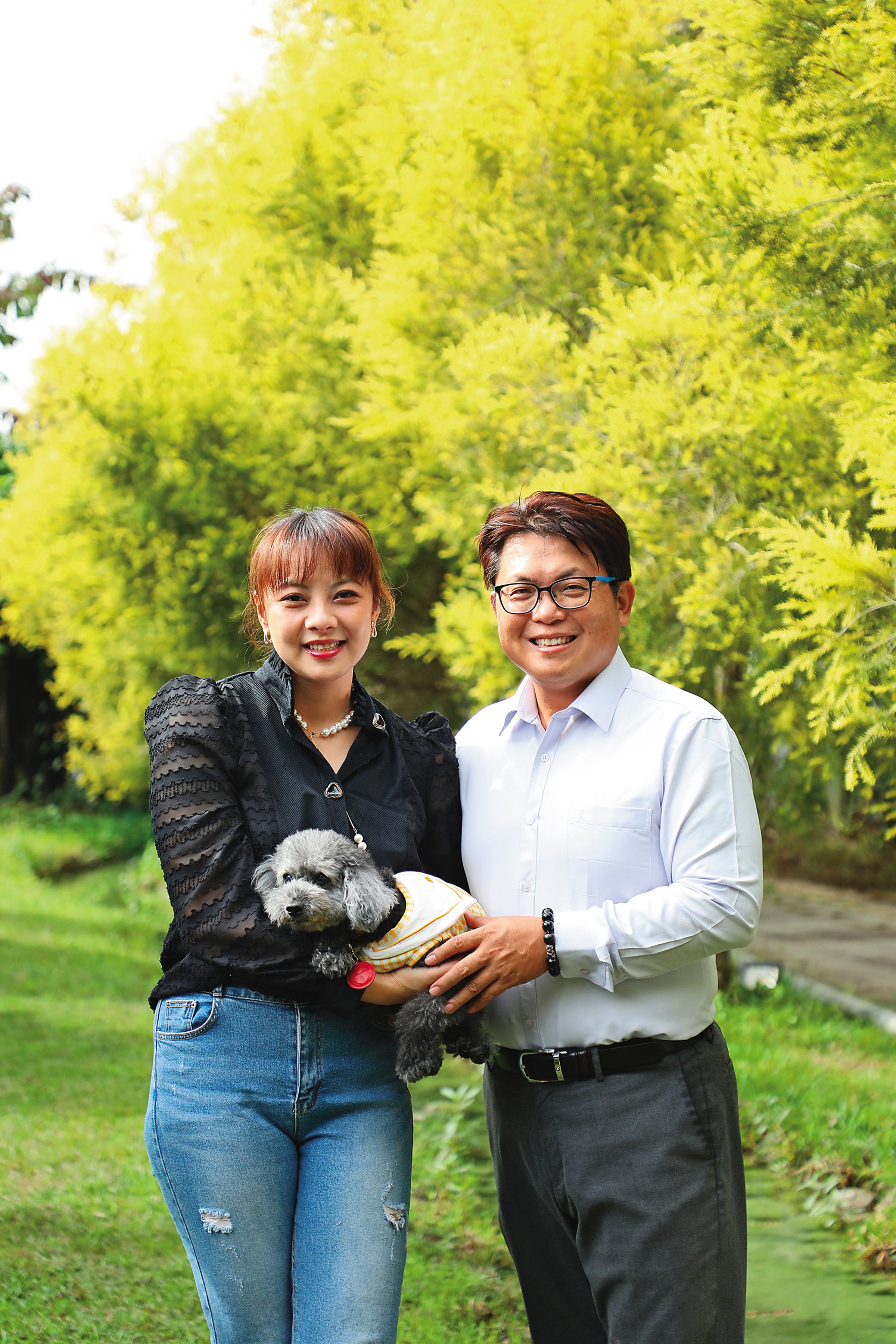 陳宏志（右）的妻子李亞璇（左）擅長烘焙糕點，他笑稱，美感方面都由她把關。