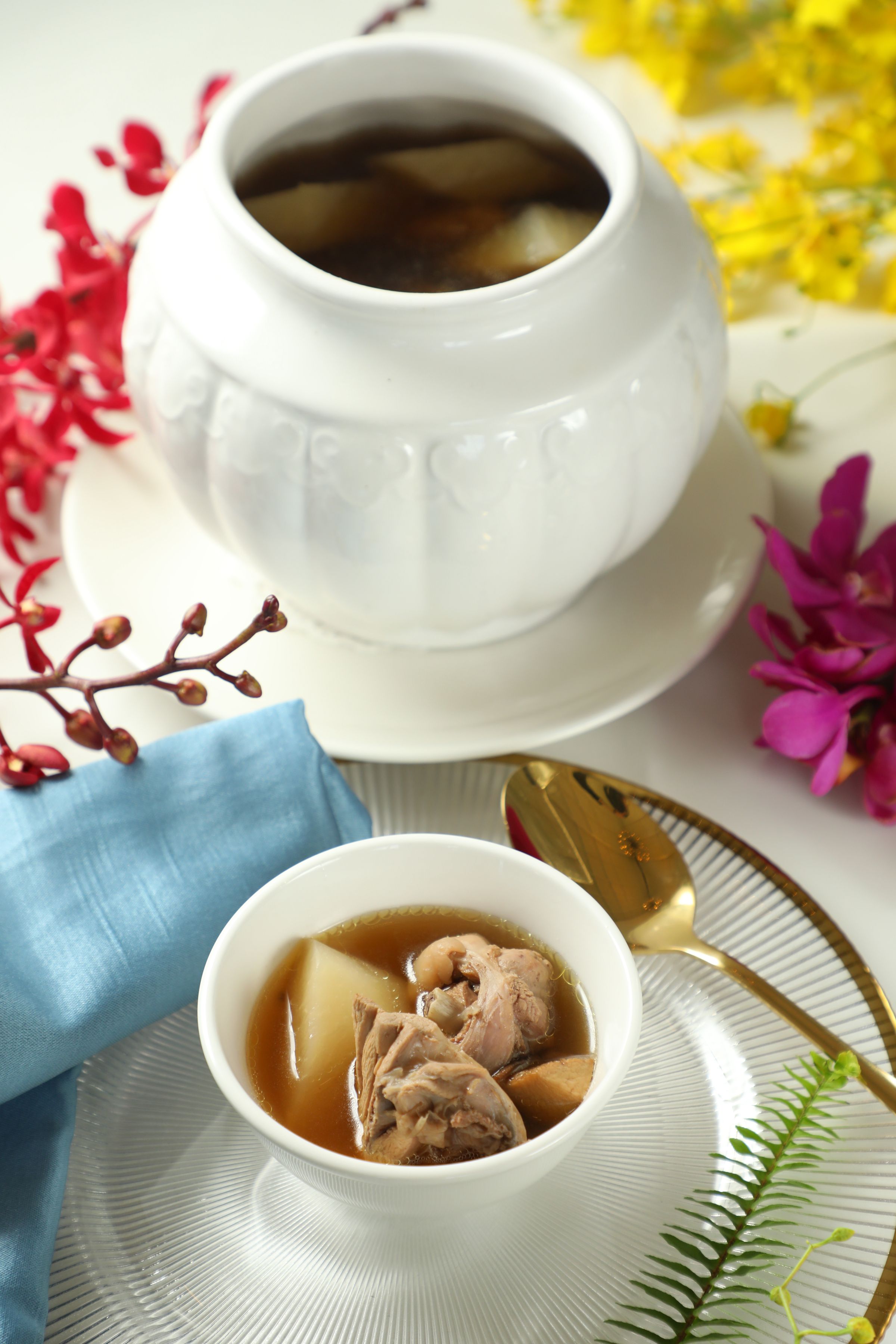 「花雕土雞湯」清鮮美味。（3,960元6人年菜菜色）