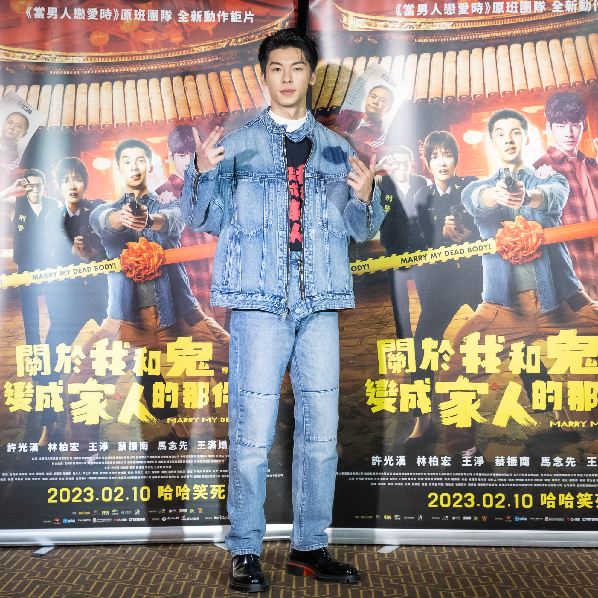 許光漢演出大庭廣眾下裸奔的場面,堪稱是人生最害羞的一瞬間。(金盞花大影業提供)