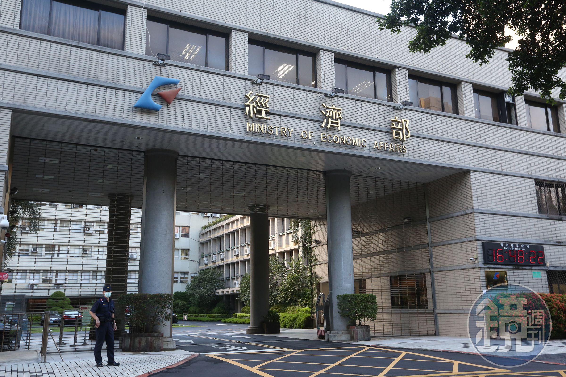 經濟部17日發出公告,即日起停止中國製矽質鼻胃管輸入。