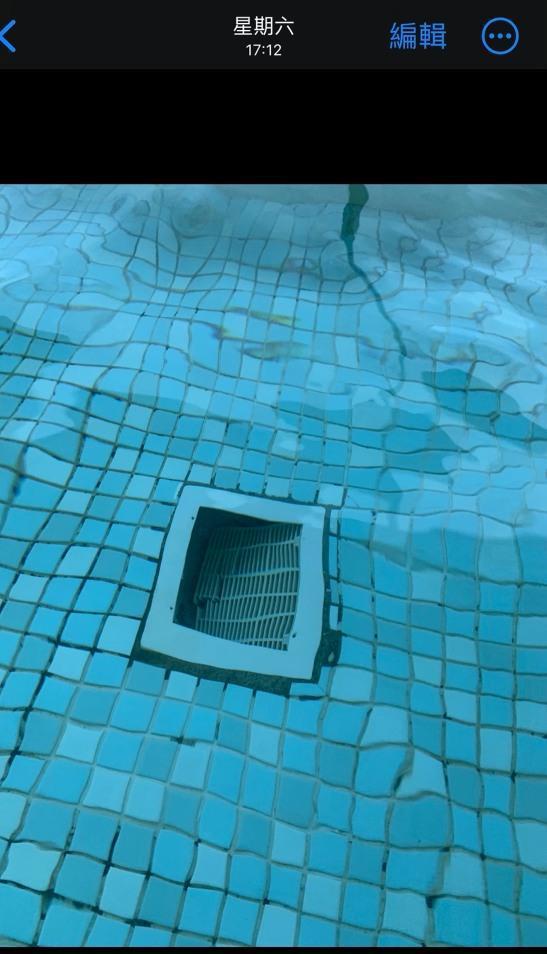 水療池底部的排水孔不知為何故障。(翻攝自全球飯店住起來臉書)