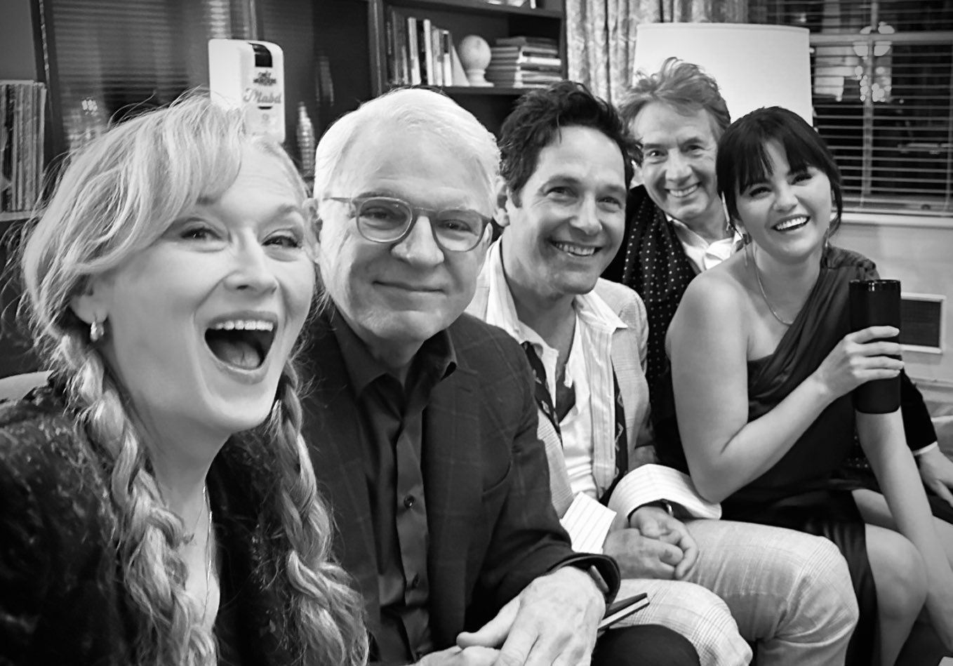 梅莉史翠普（左起）、史提夫馬丁、保羅路德、馬丁蕭、席琳娜戈梅茲一起亮相，正式宣告《破案3人行》第3季啟動。（翻攝自Steve Martin官方推特）