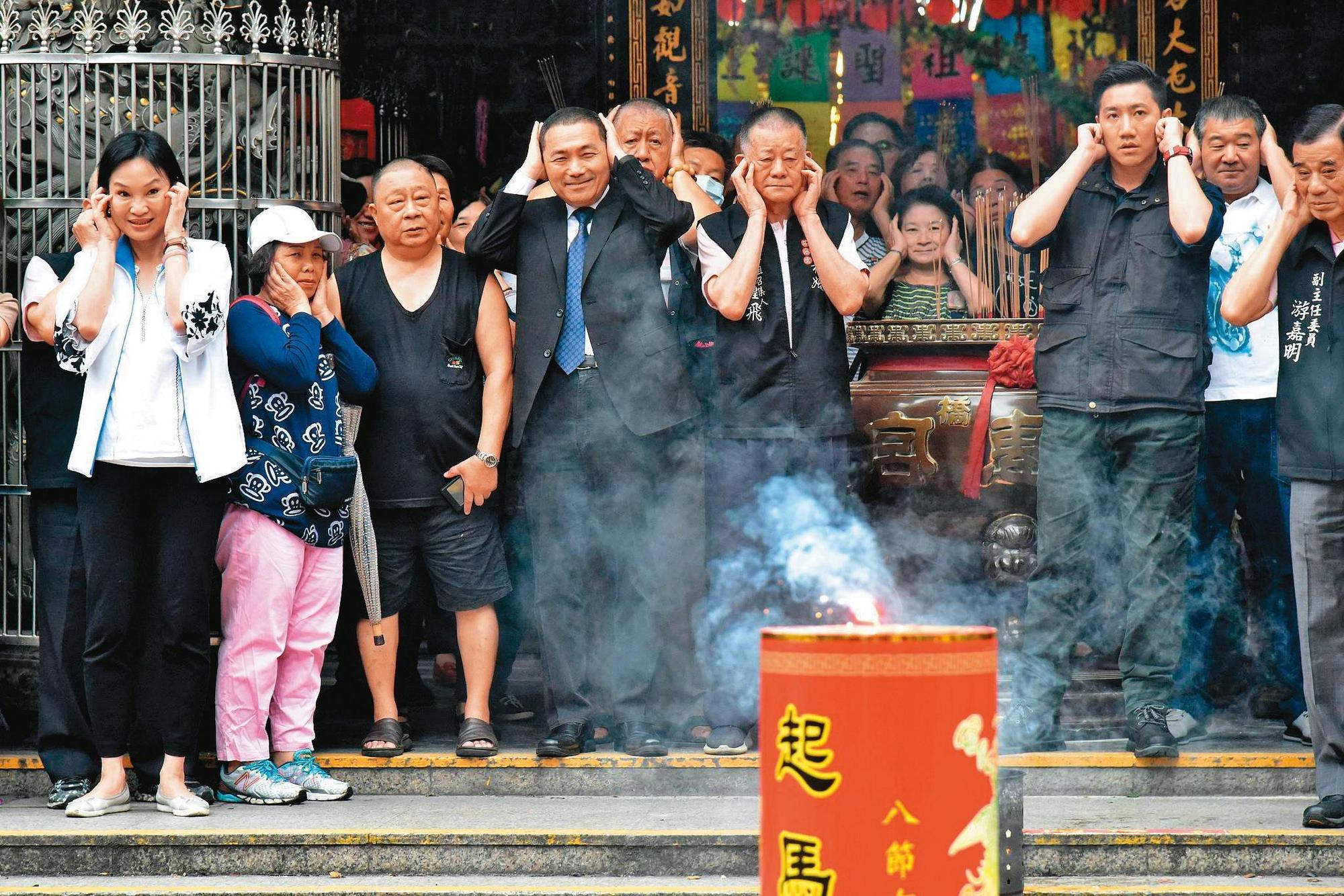 侯友宜今年會以慈惠宮作為開春參香首站。圖為2019年侯在慈惠宮與民眾一同祈福。（新北市政府提供）