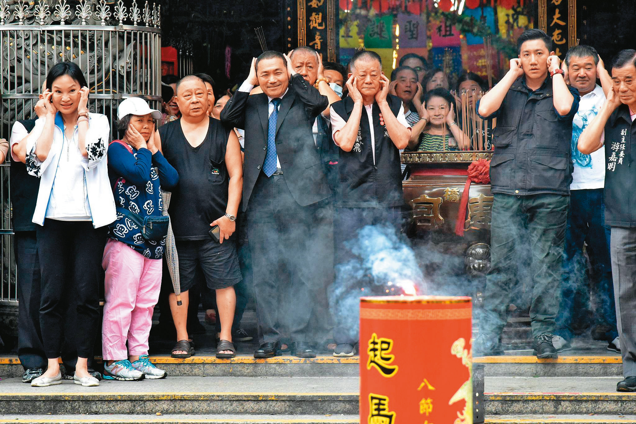 侯友宜今年會以慈惠宮作為開春參香首站。圖為2019年侯在慈惠宮與民眾一同祈福。（新北市政府提供）