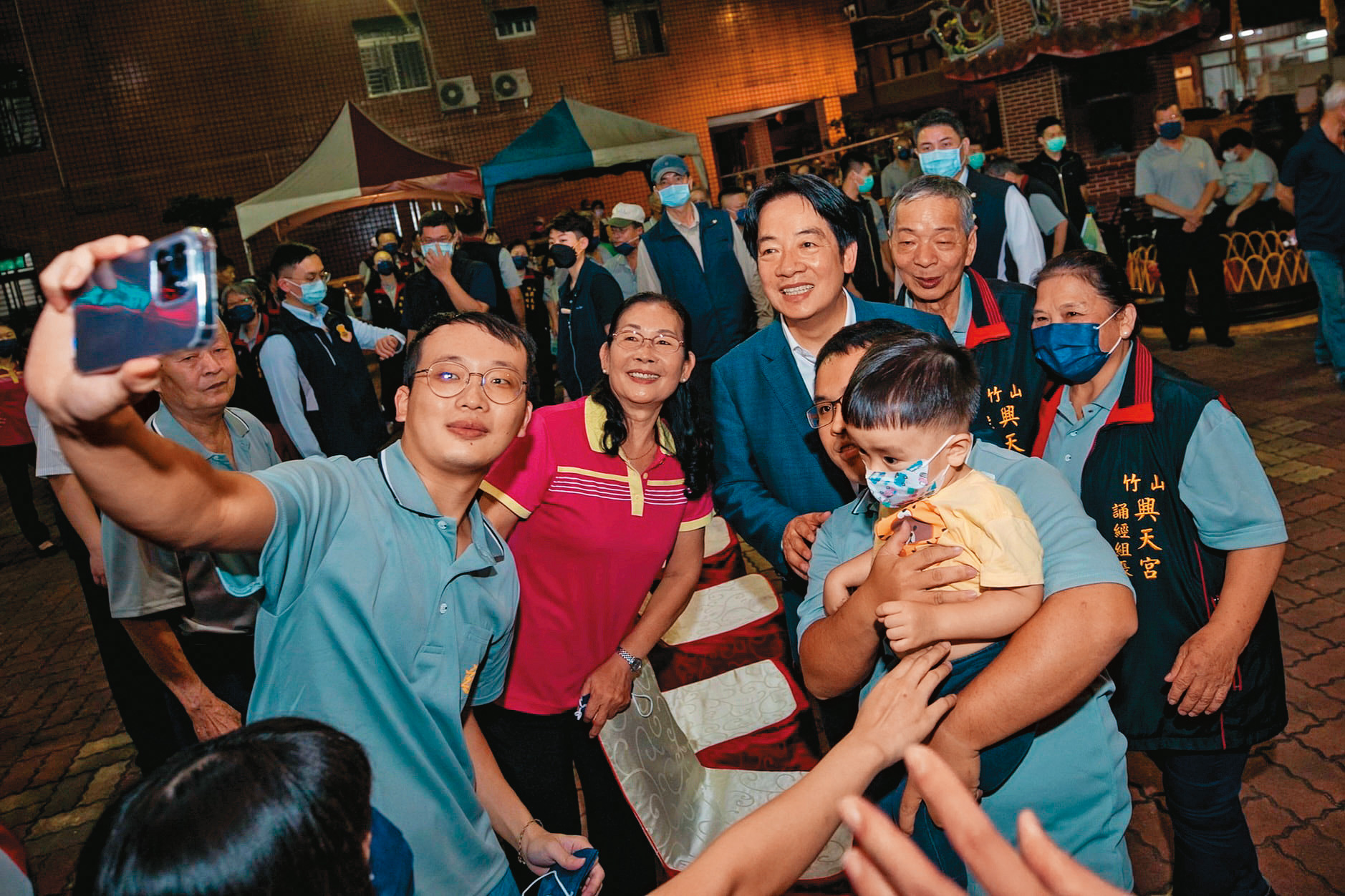 賴清德過去到廟裡拜拜時表現相當隨和,民眾要合照握手都來者不拒。(翻攝賴清德臉書)