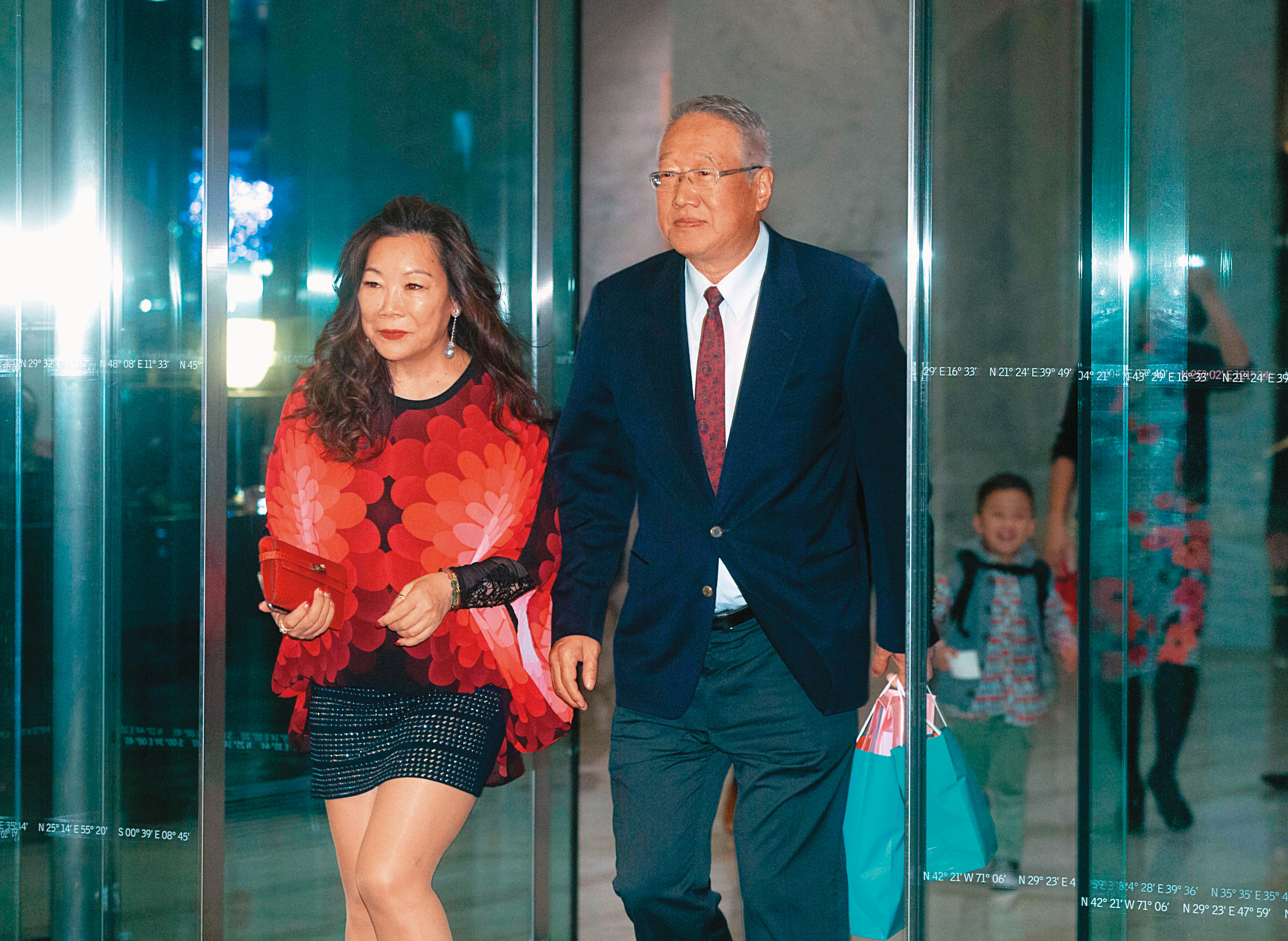 鴻海創辦人郭台銘的胞弟郭台強（右）想買國民黨黨產中的中影，2006年由妻子羅玉珍（左）簽約，卻因違約，羅遭判賠欣裕台6億餘元。