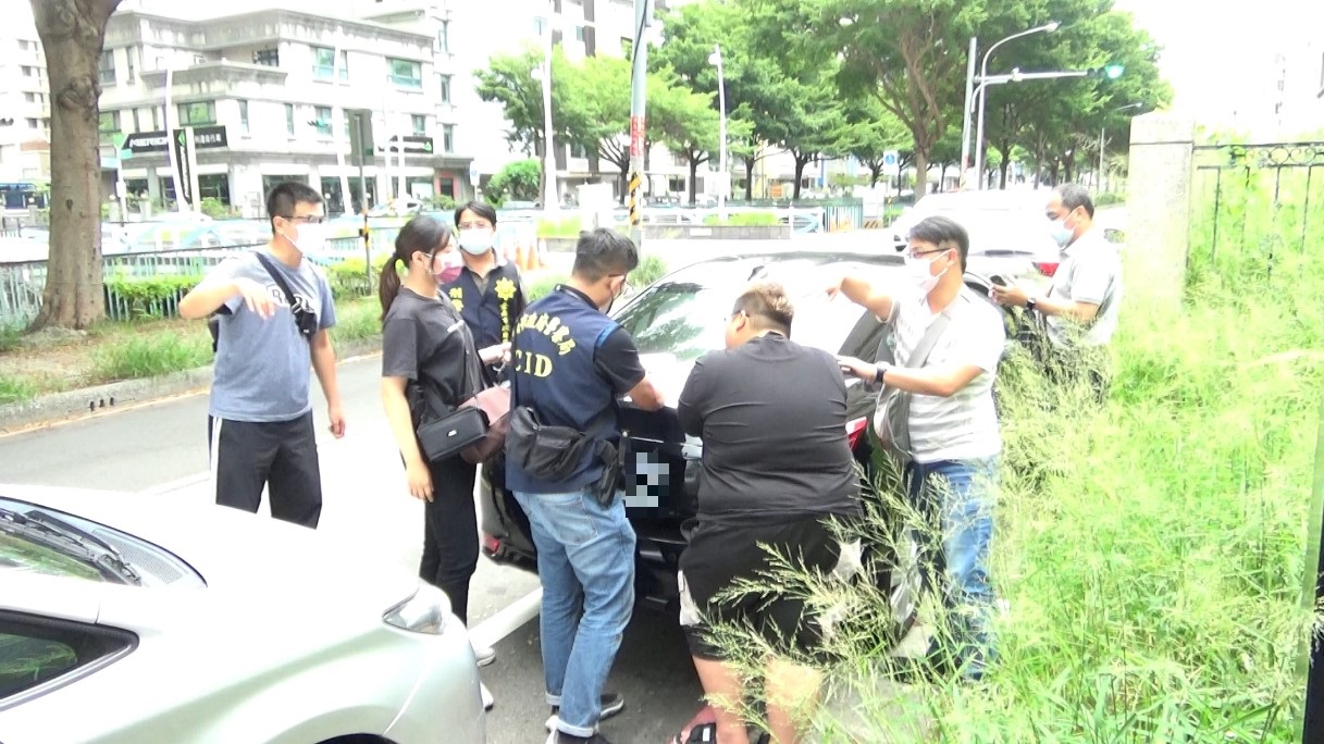 警方將人蛇集團幹部「大胖」黃姓男子逮捕到案。（翻攝畫面）