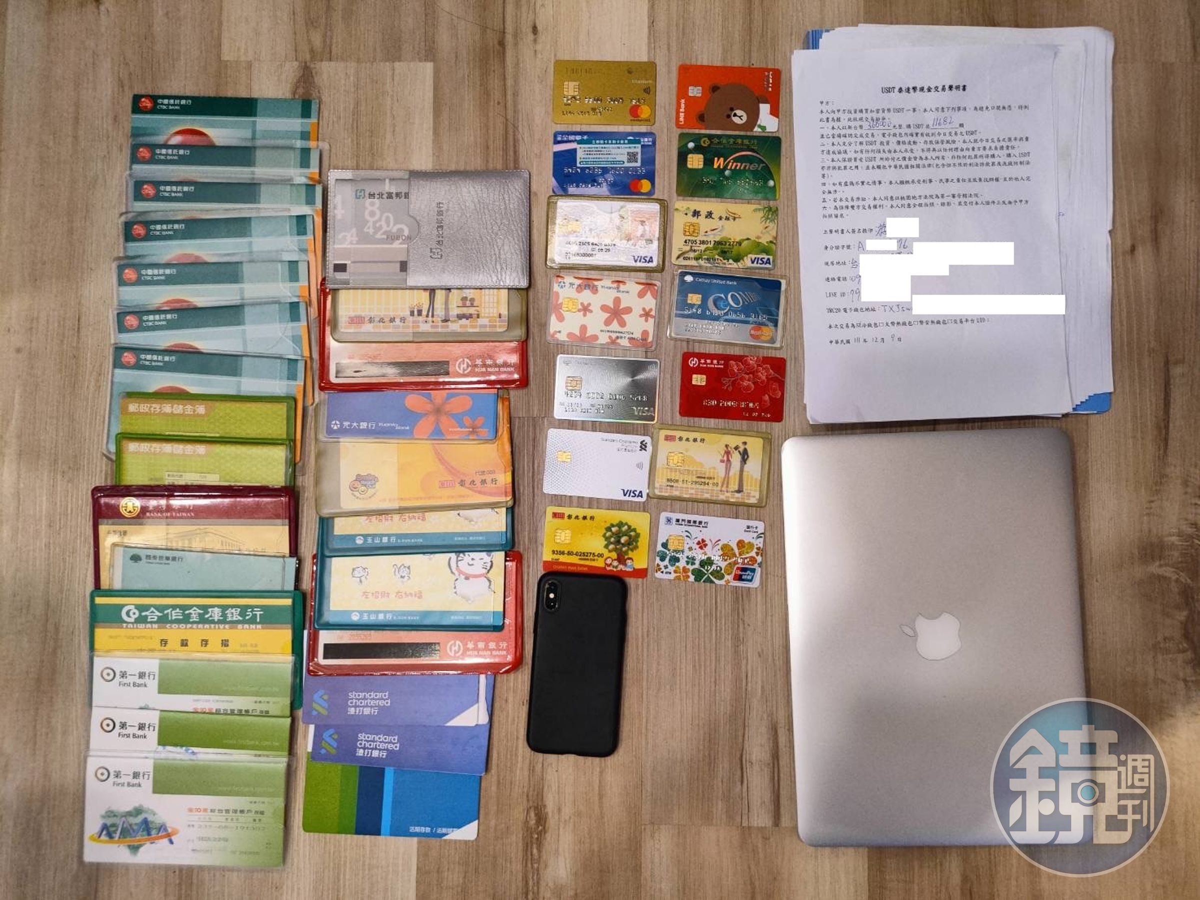 警方起出帳戶存摺、被害人身分證件等大量贓證物。（翻攝畫面）